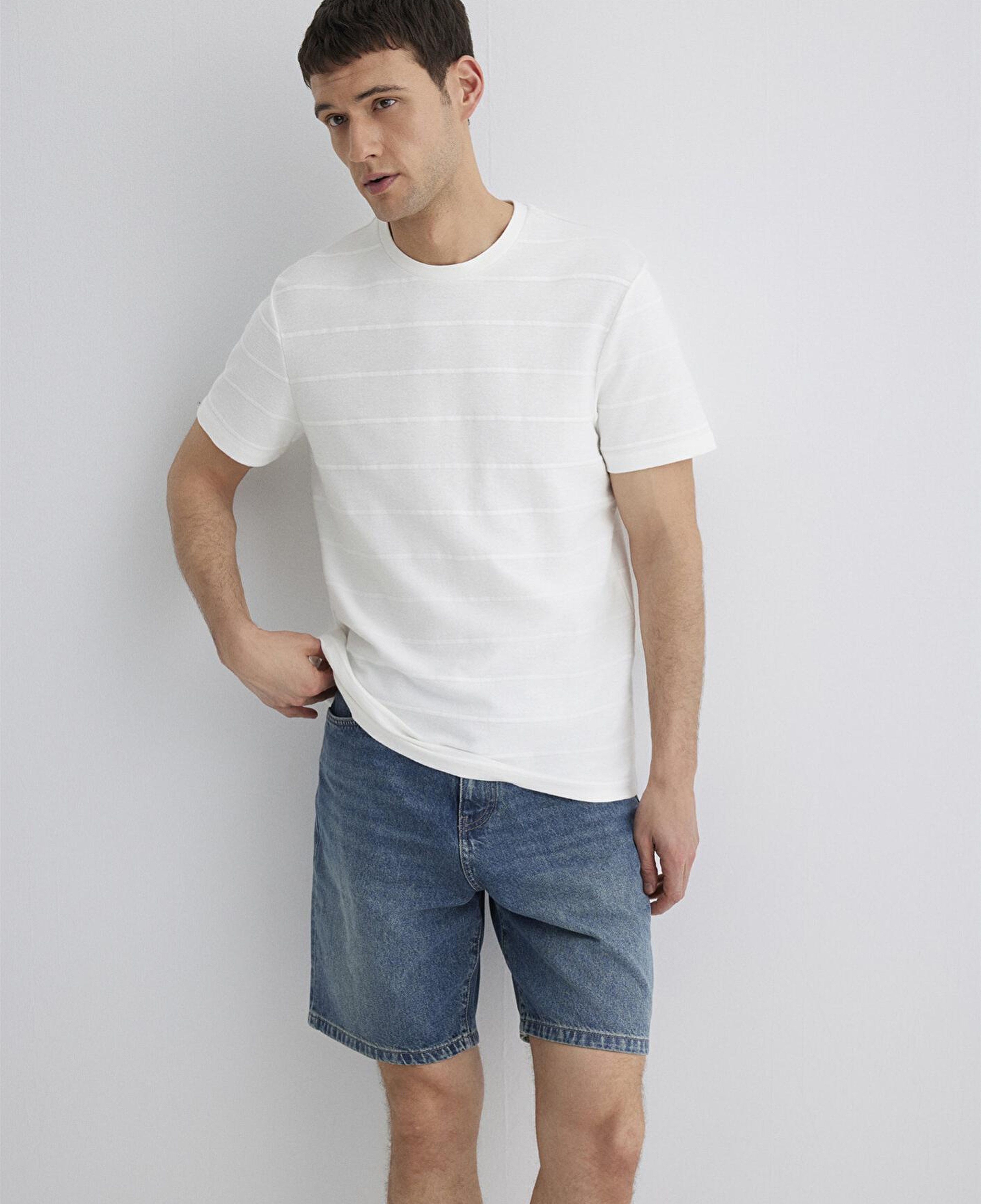 Mavi Çizgi Detaylı Beyaz Tişört Regular Fit / Normal Kesim 0611409-70057