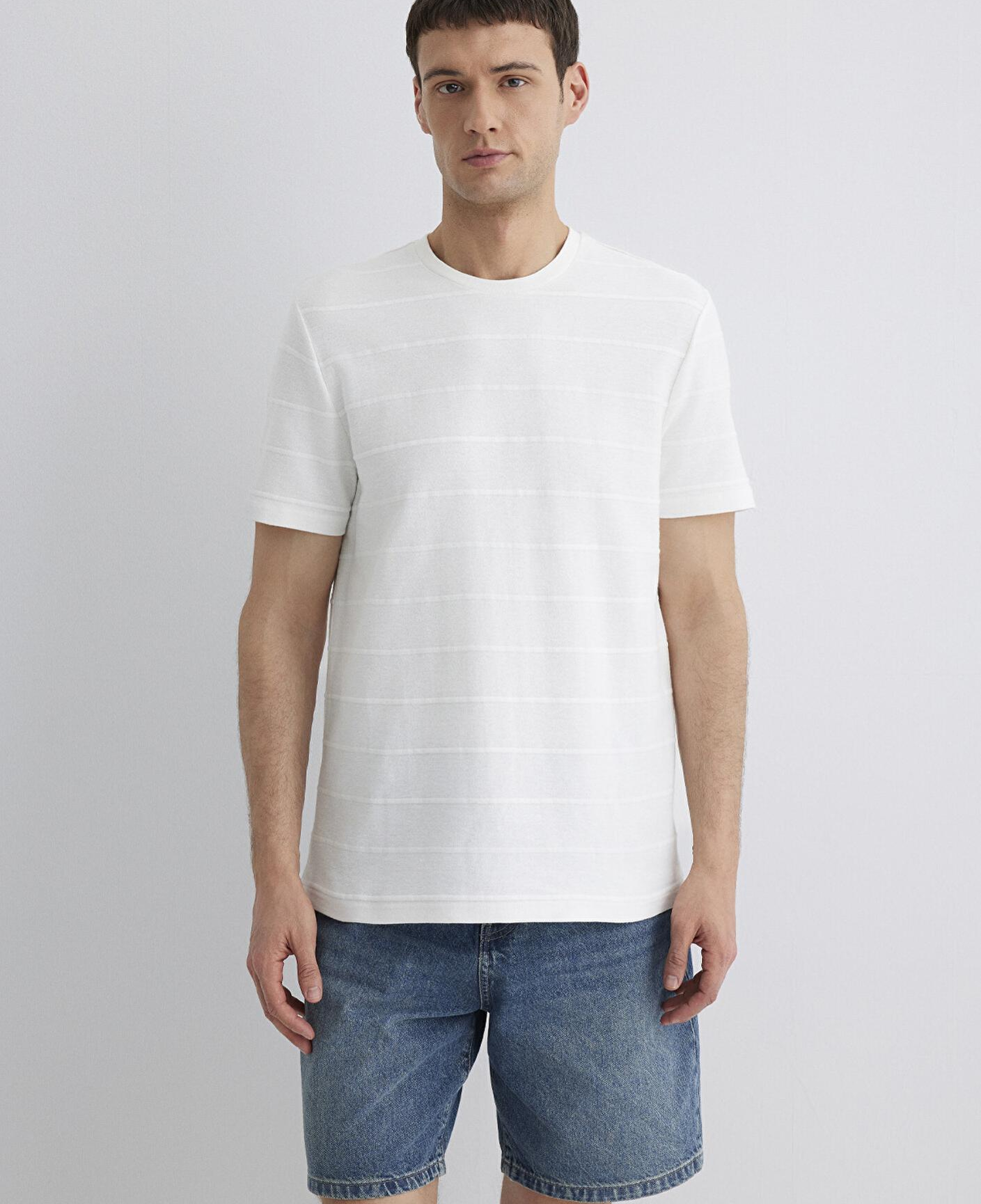 Mavi Çizgi Detaylı Beyaz Tişört Regular Fit / Normal Kesim 0611409-70057