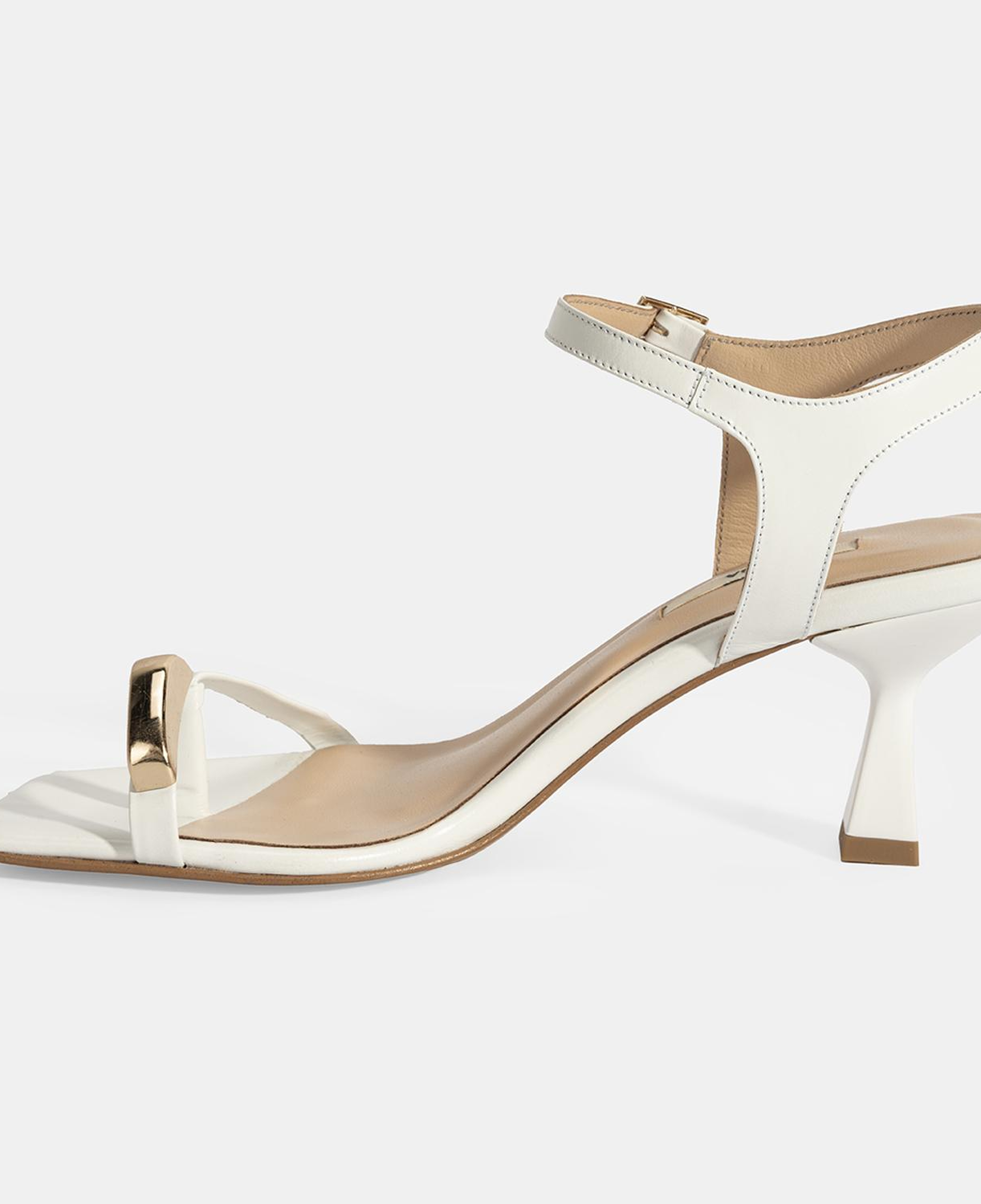 Kadın Beyaz Metal Aksesuarlı Parmak Arası Topuklu Ayakkabı