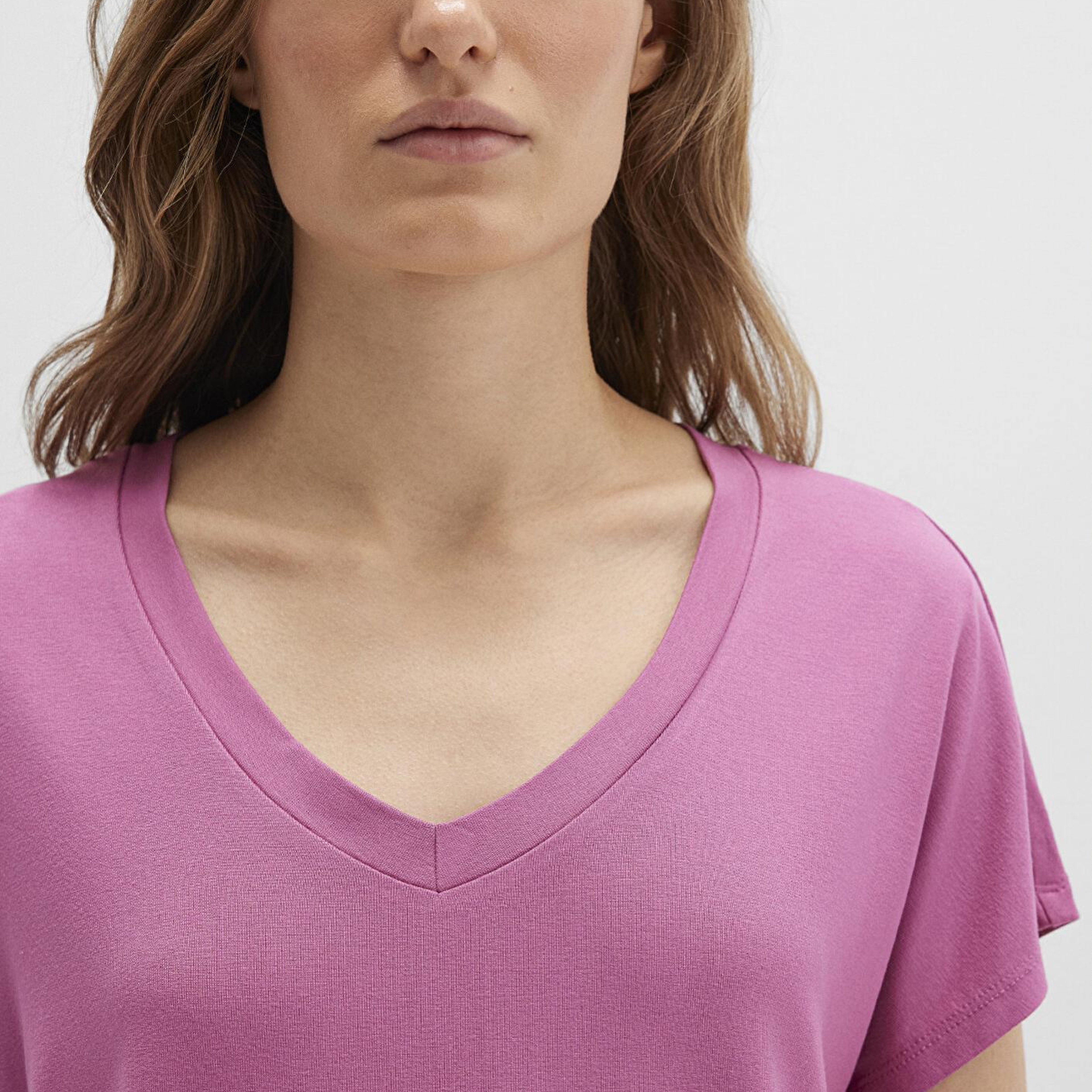 Mavi V Yaka Pembe Basic Viskoz Tişört Regular Fit / Normal Kesim 167714-70955