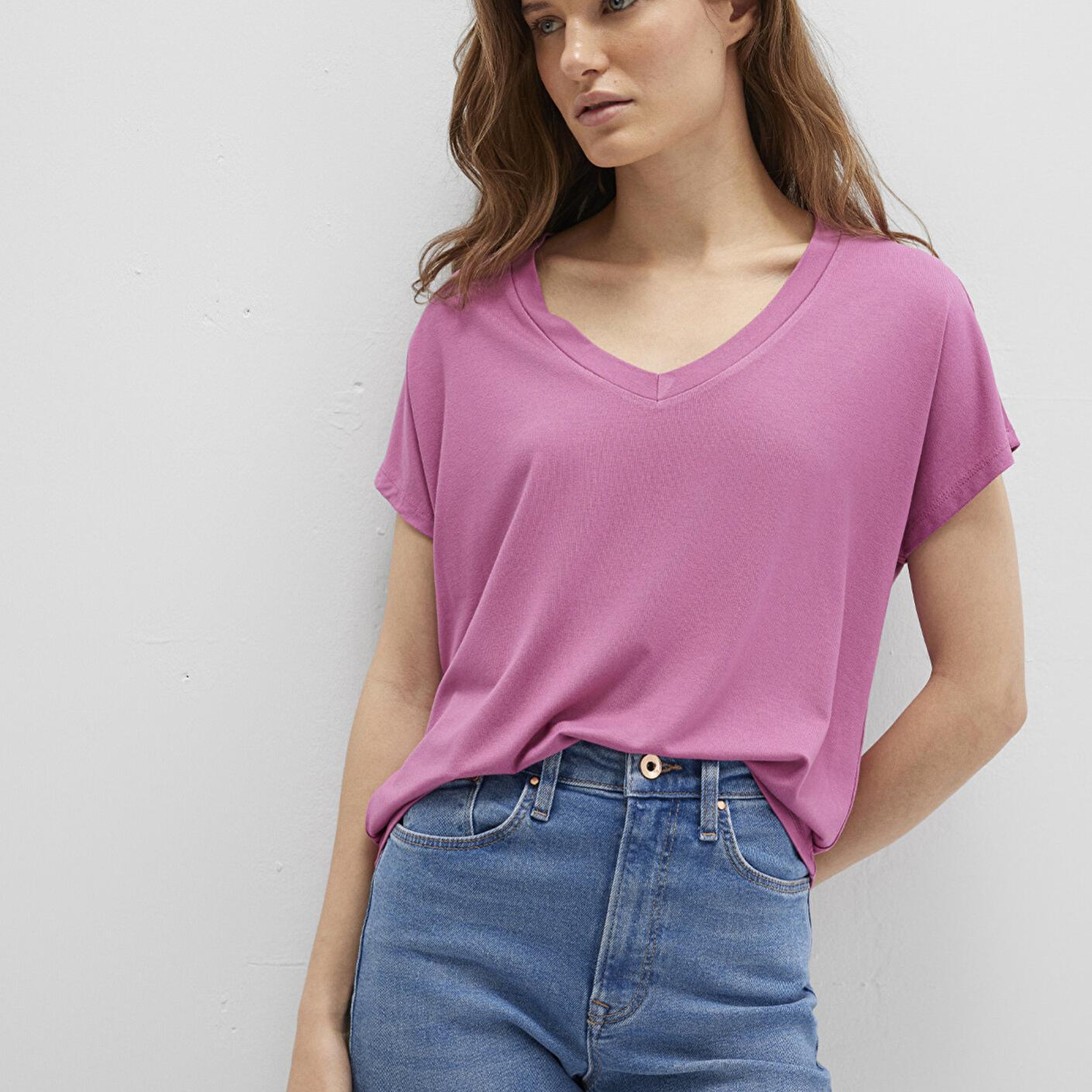 Mavi V Yaka Pembe Basic Viskoz Tişört Regular Fit / Normal Kesim 167714-70955