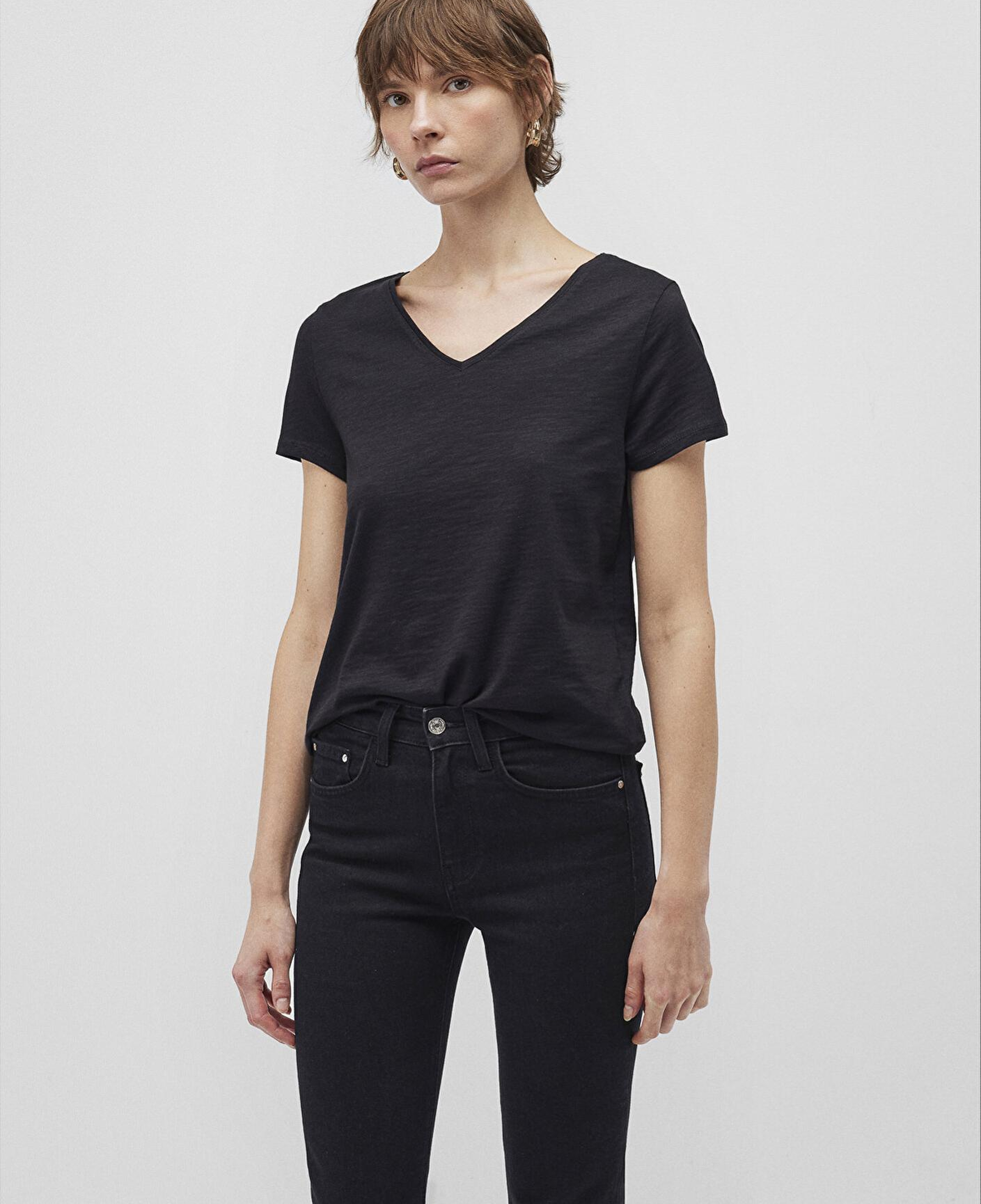 Mavi 2li Siyah Beyaz Kadın V Yaka Basic Tişört Slim Fit / Dar Kesim 1611371-900