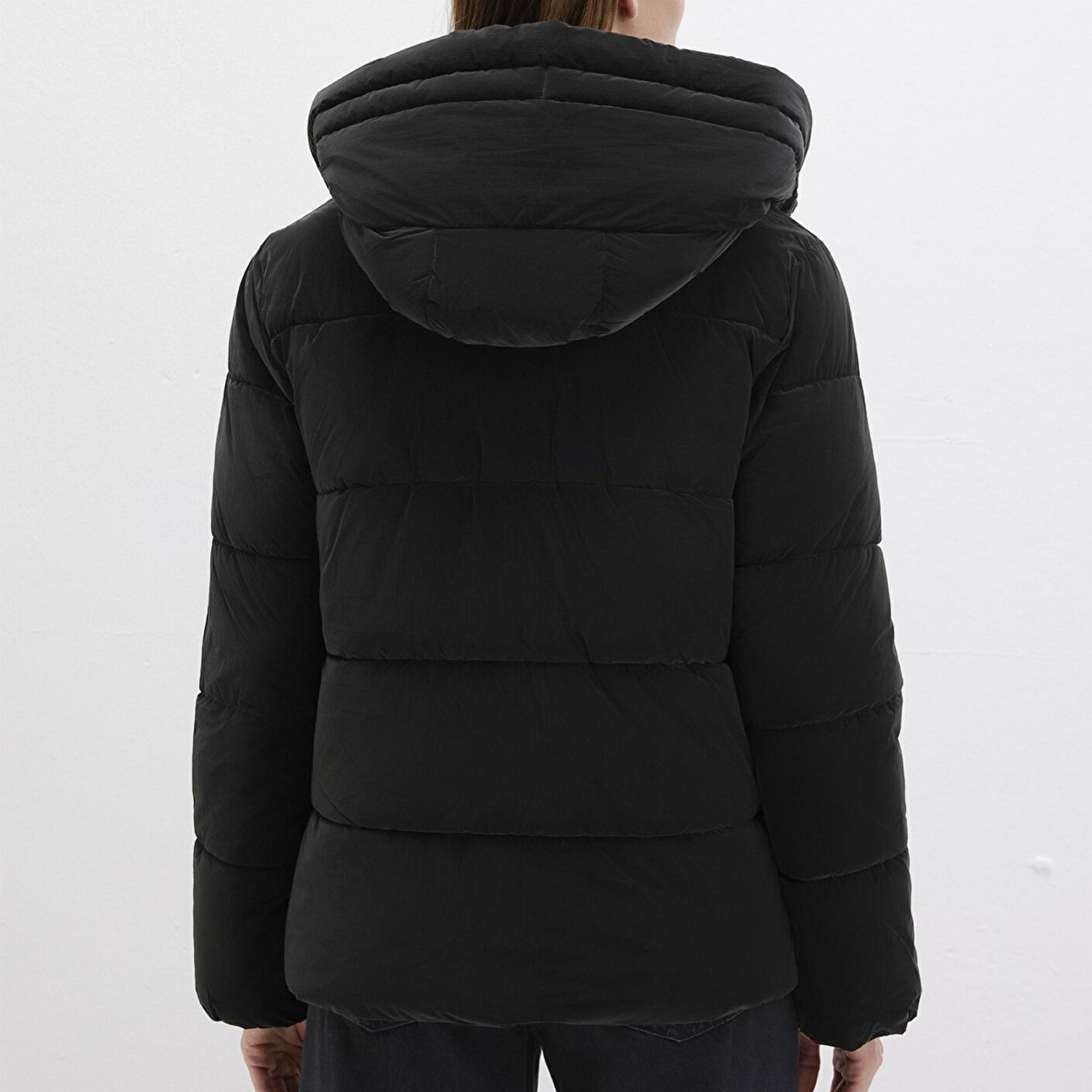 Mavi Kapüşonlu Siyah Şişme Mont 1110043-900