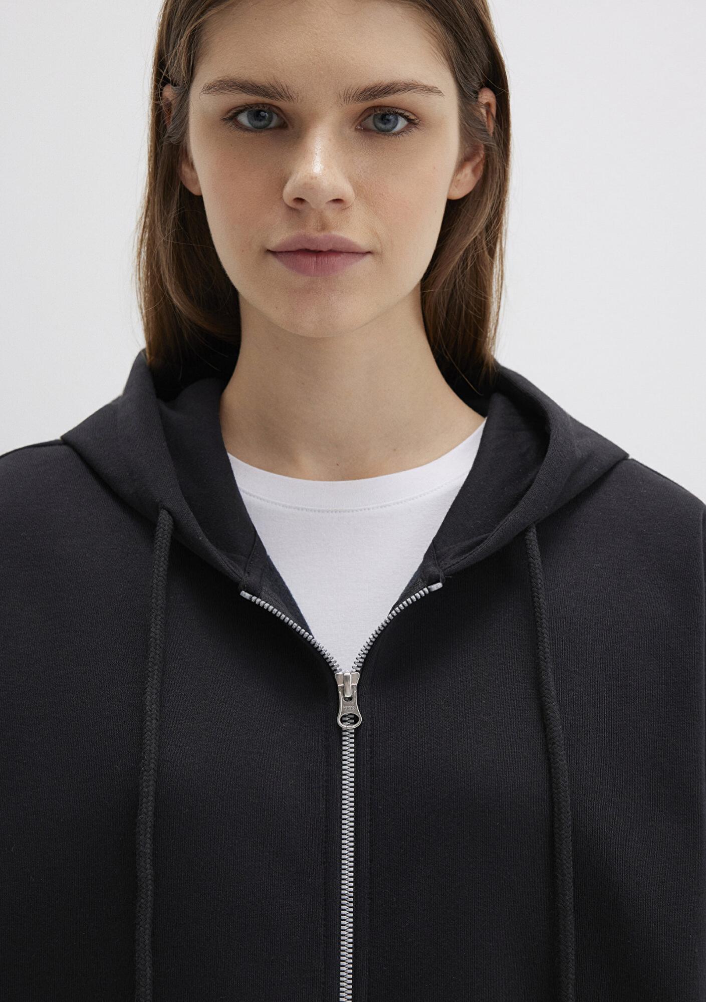 Mavi Kapüşonlu Fermuarlı Siyah Sweatshirt 1610221-900