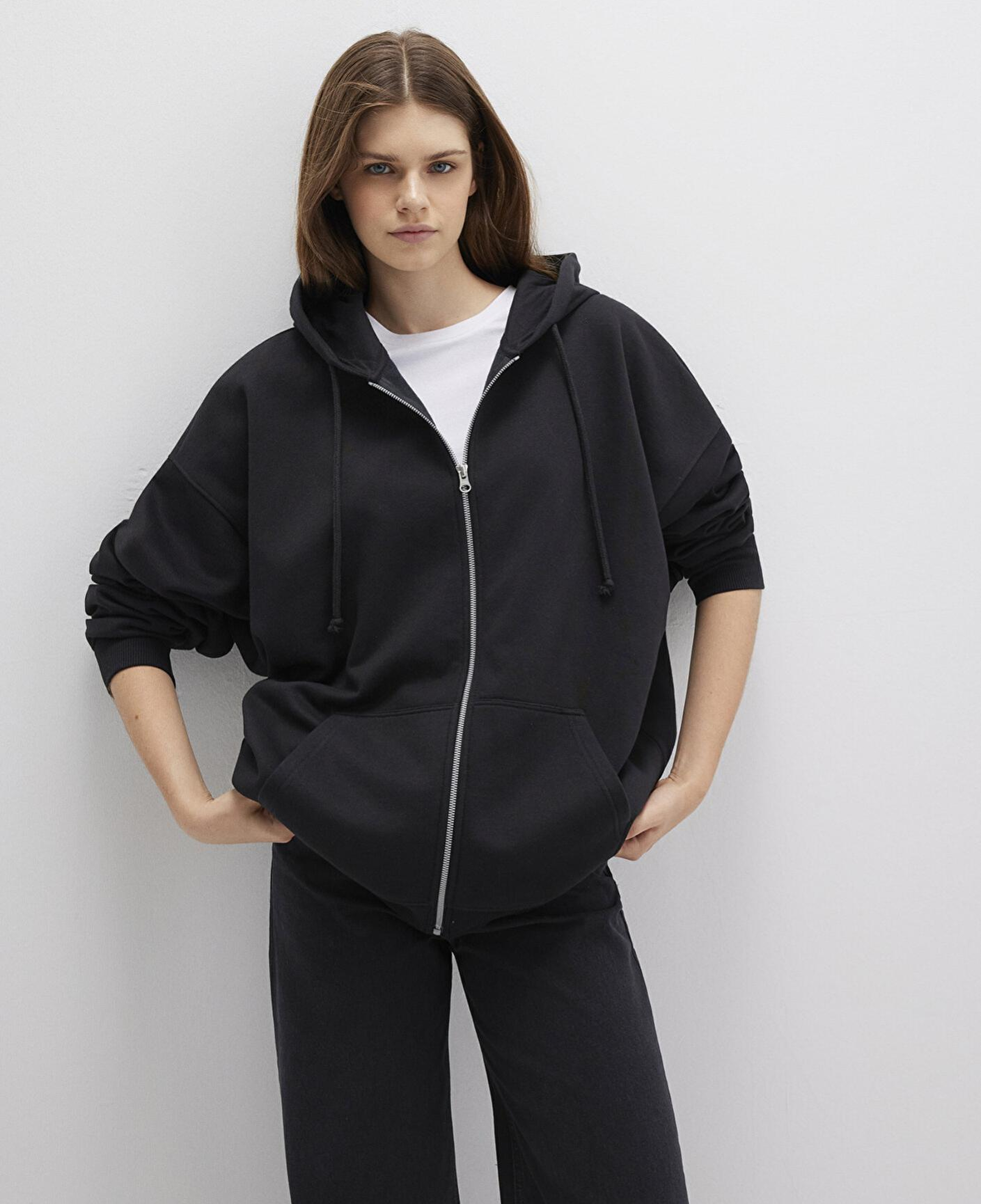 Mavi Kapüşonlu Fermuarlı Siyah Sweatshirt 1610221-900