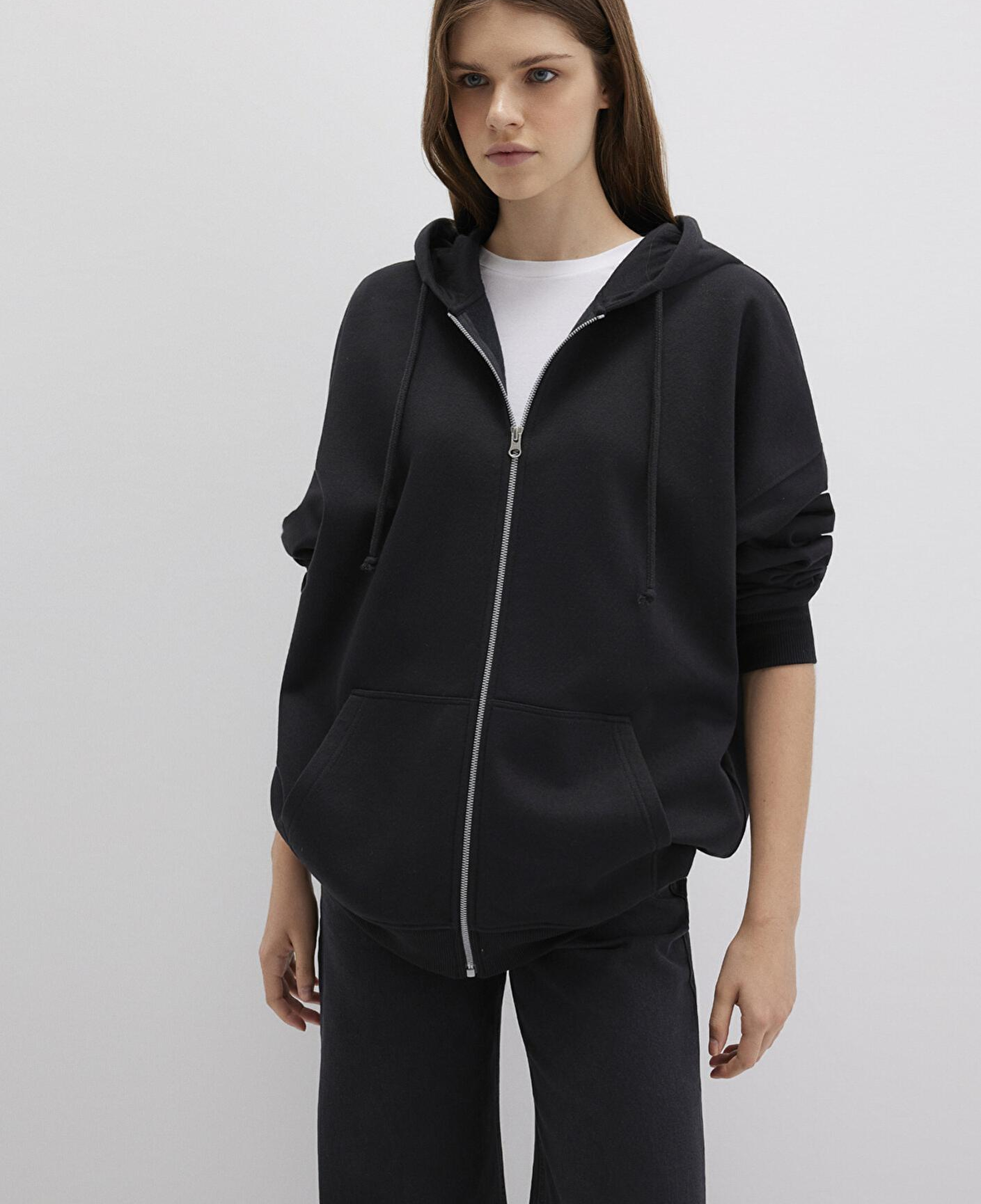 Mavi Kapüşonlu Fermuarlı Siyah Sweatshirt 1610221-900