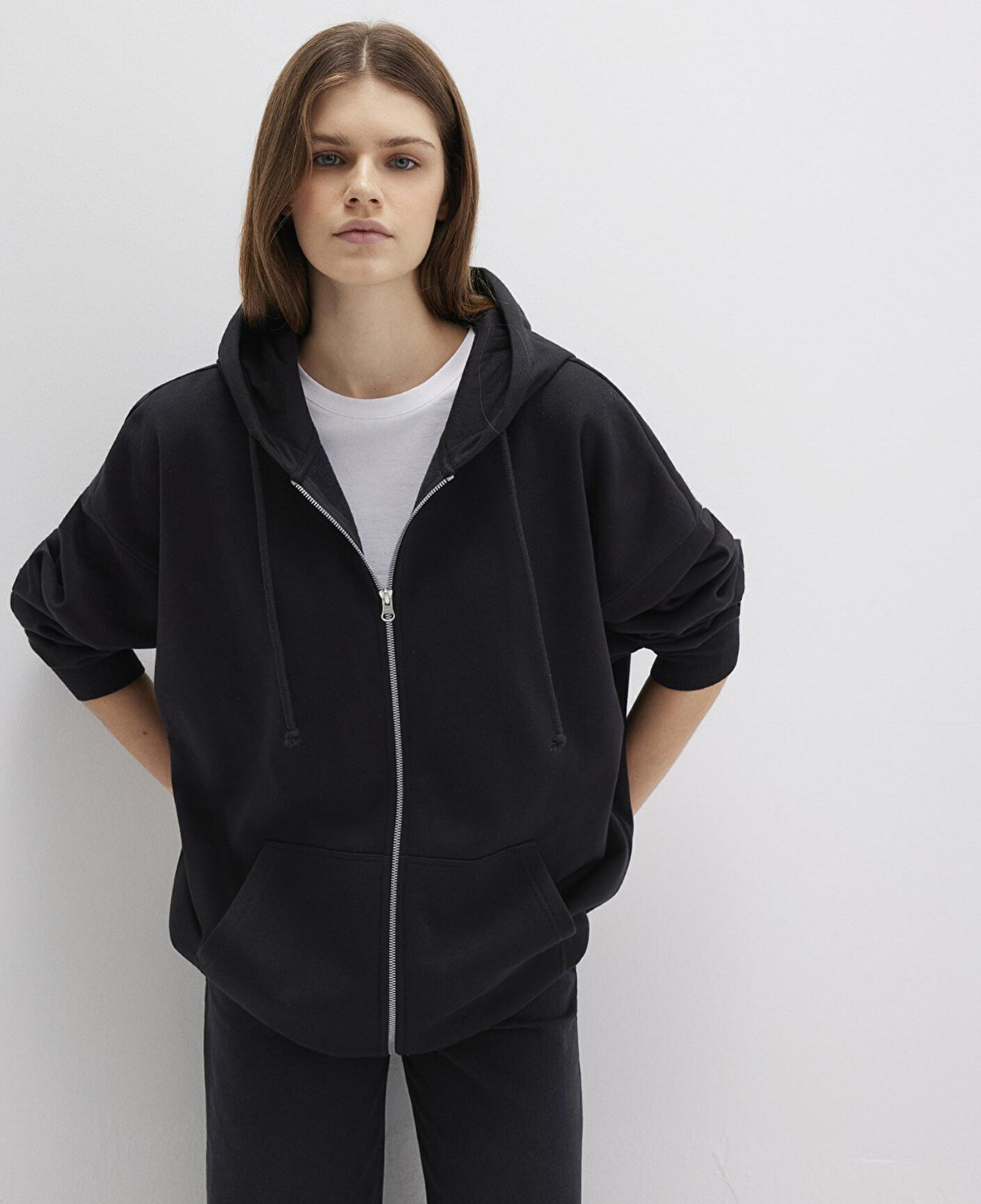 Mavi Kapüşonlu Fermuarlı Siyah Sweatshirt 1610221-900