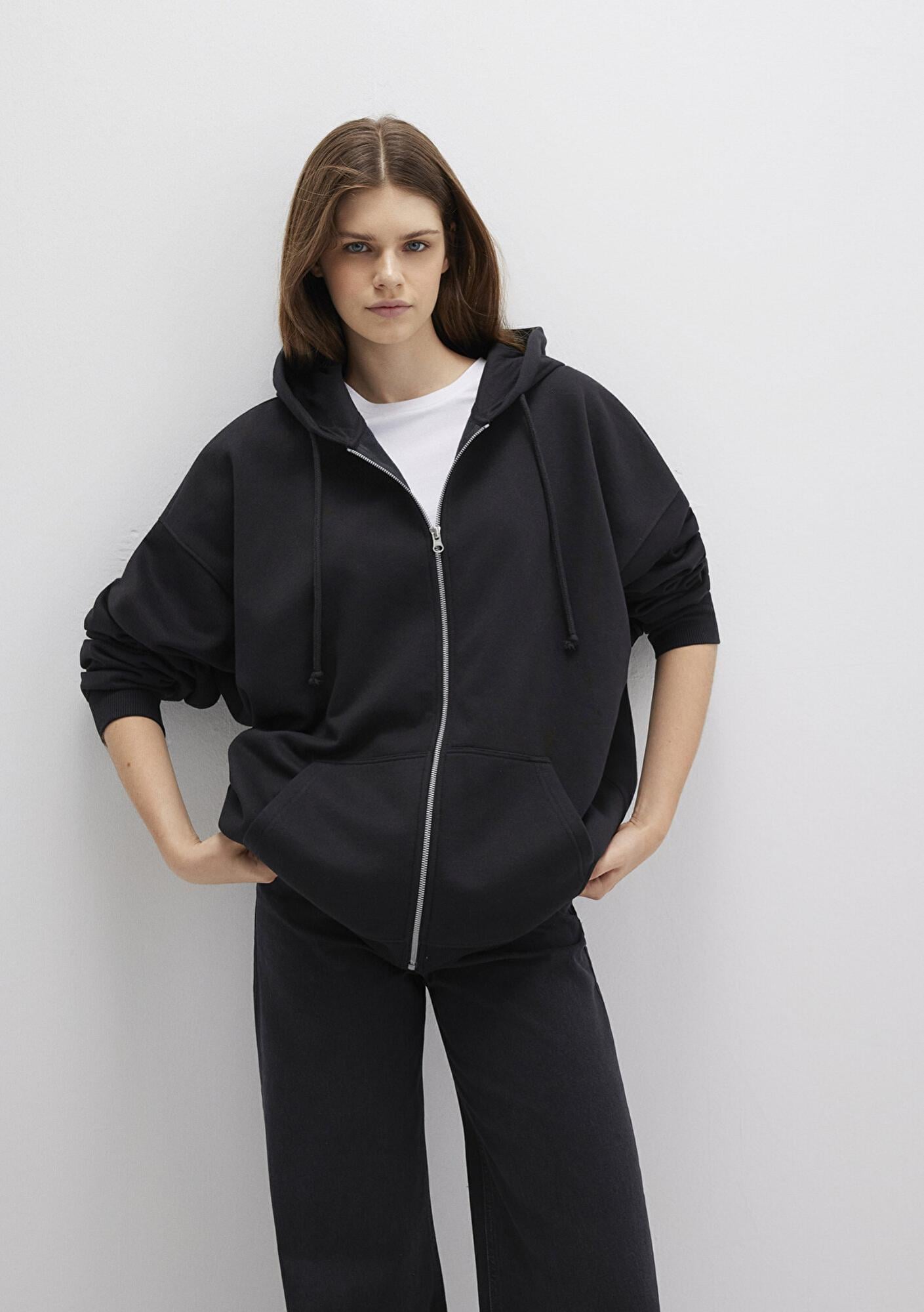 Mavi Kapüşonlu Fermuarlı Siyah Sweatshirt 1610221-900