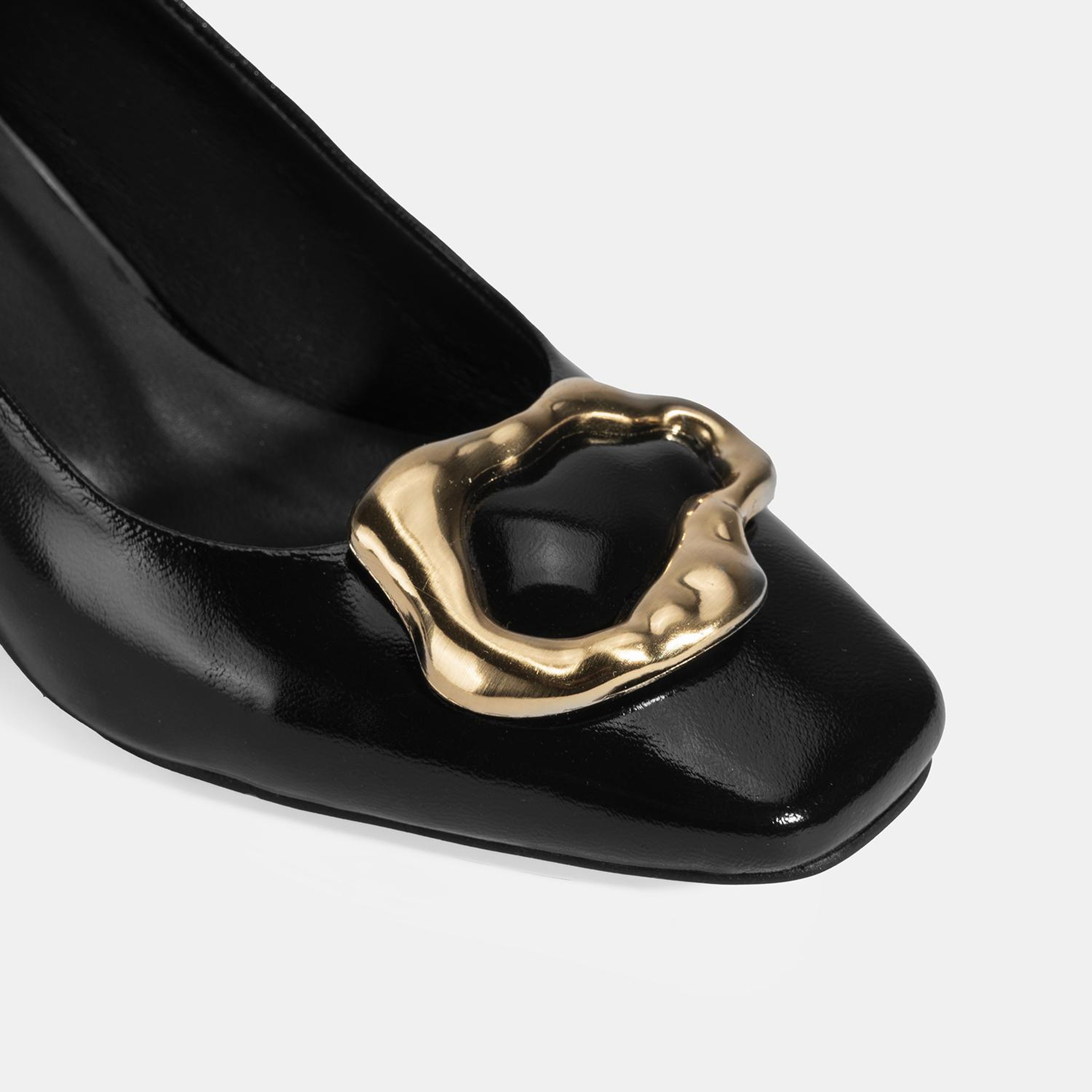 Kadın Siyah Metal Toka Aksesuarlı Rugan Topuklu Ayakkabı