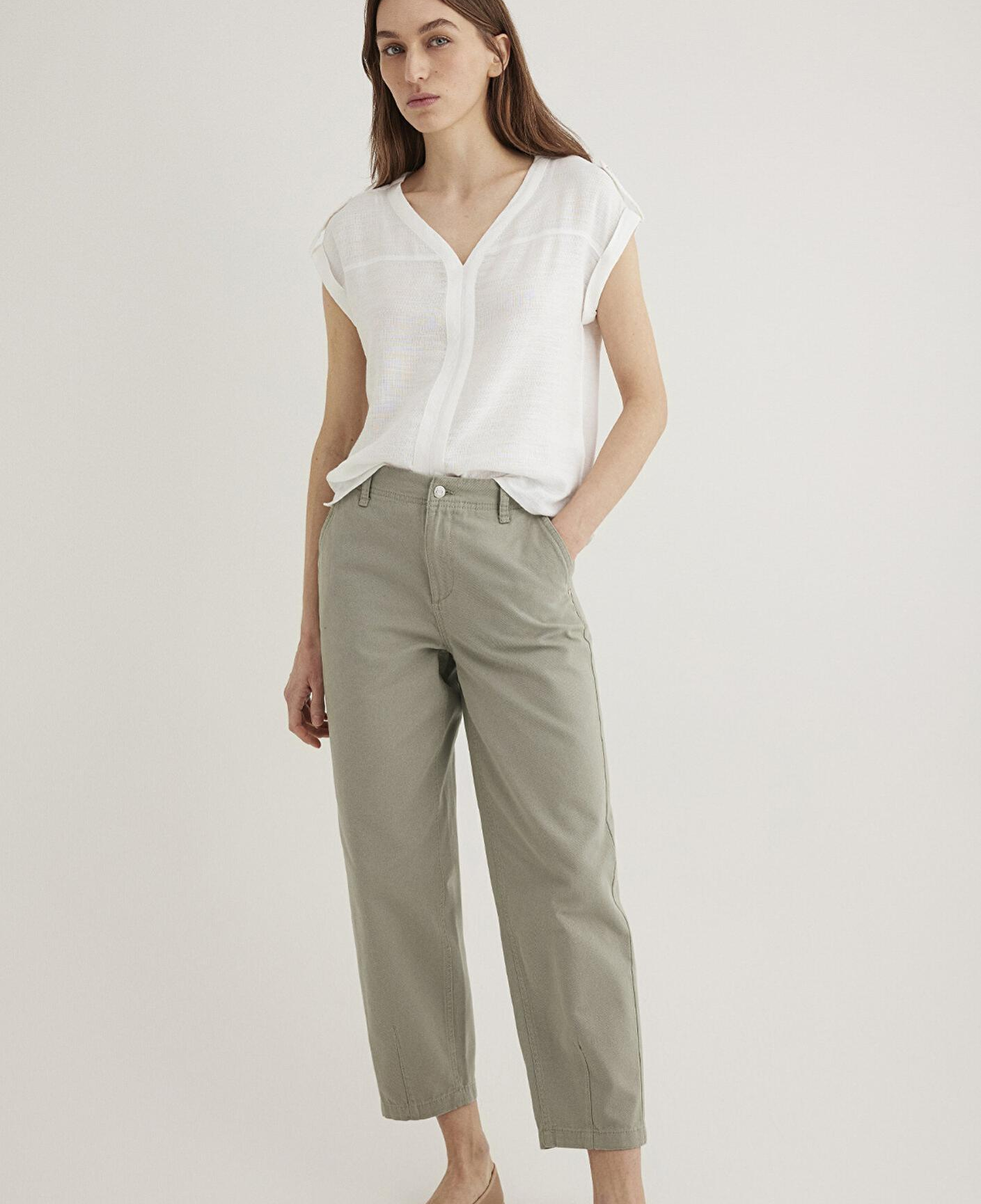 Mavi V Yaka Beyaz Bluz 122504-30701