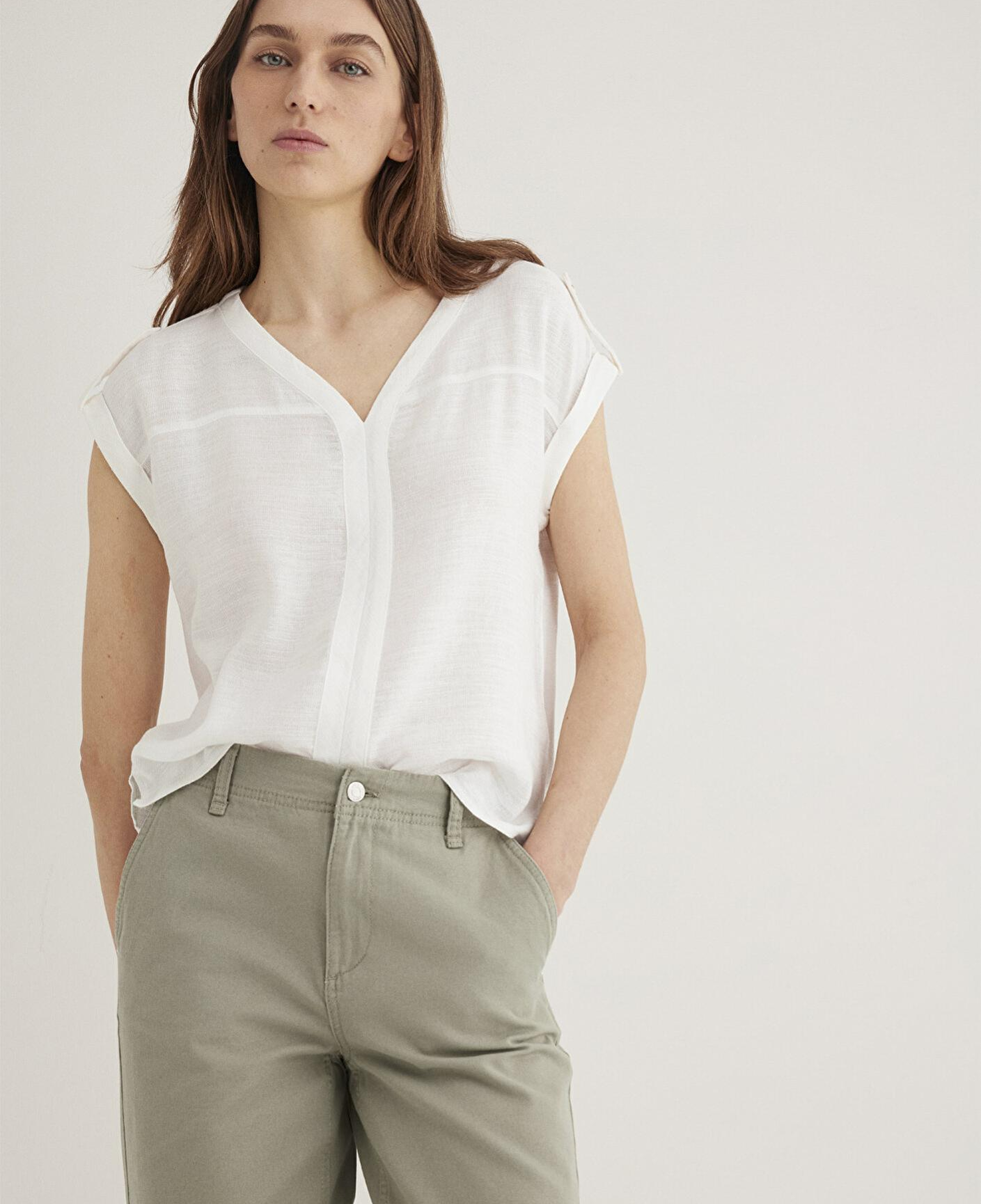 Mavi V Yaka Beyaz Bluz 122504-30701