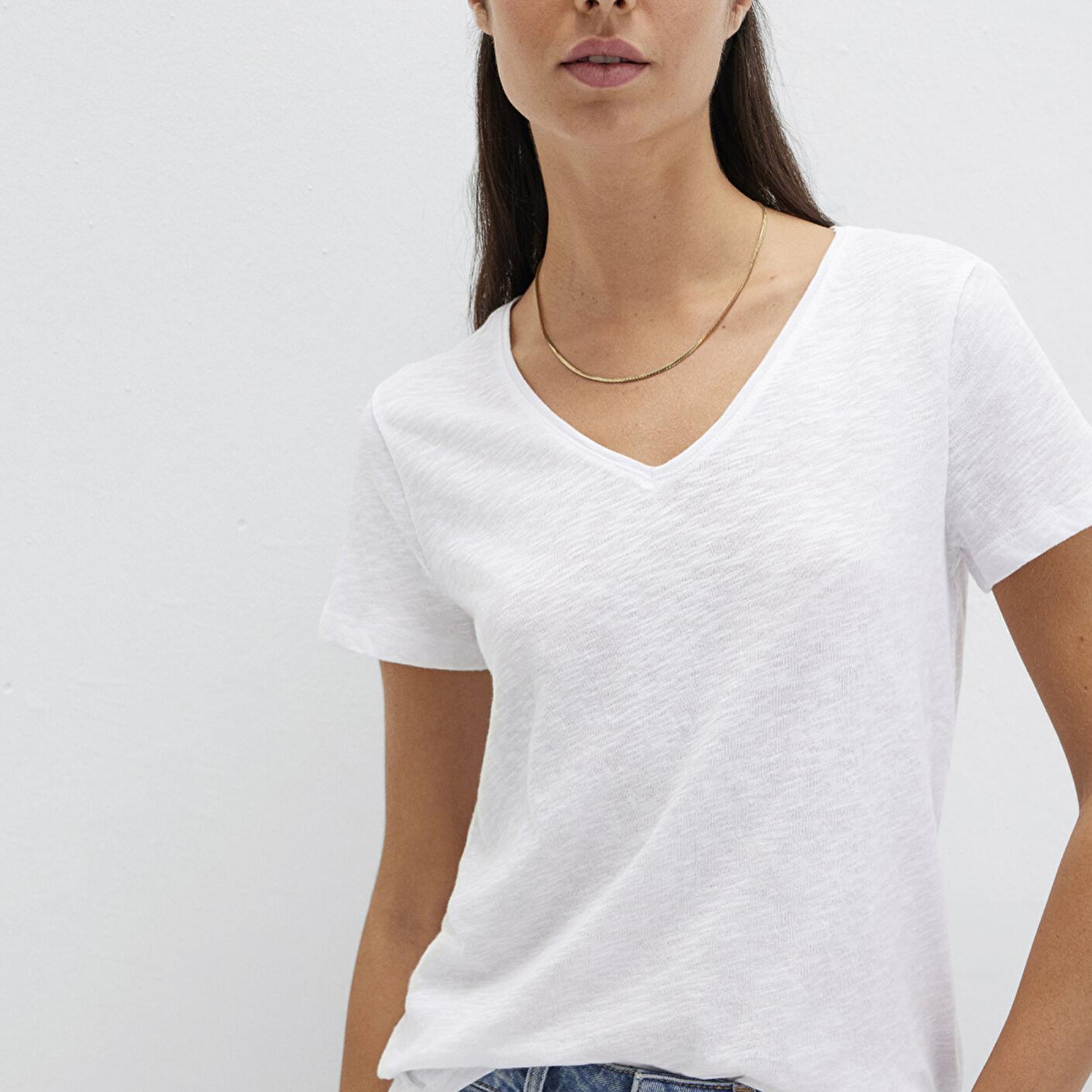 Mavi V Yaka Flamlı Beyaz Basic Tişört Slim Fit / Dar Kesim 168260-620