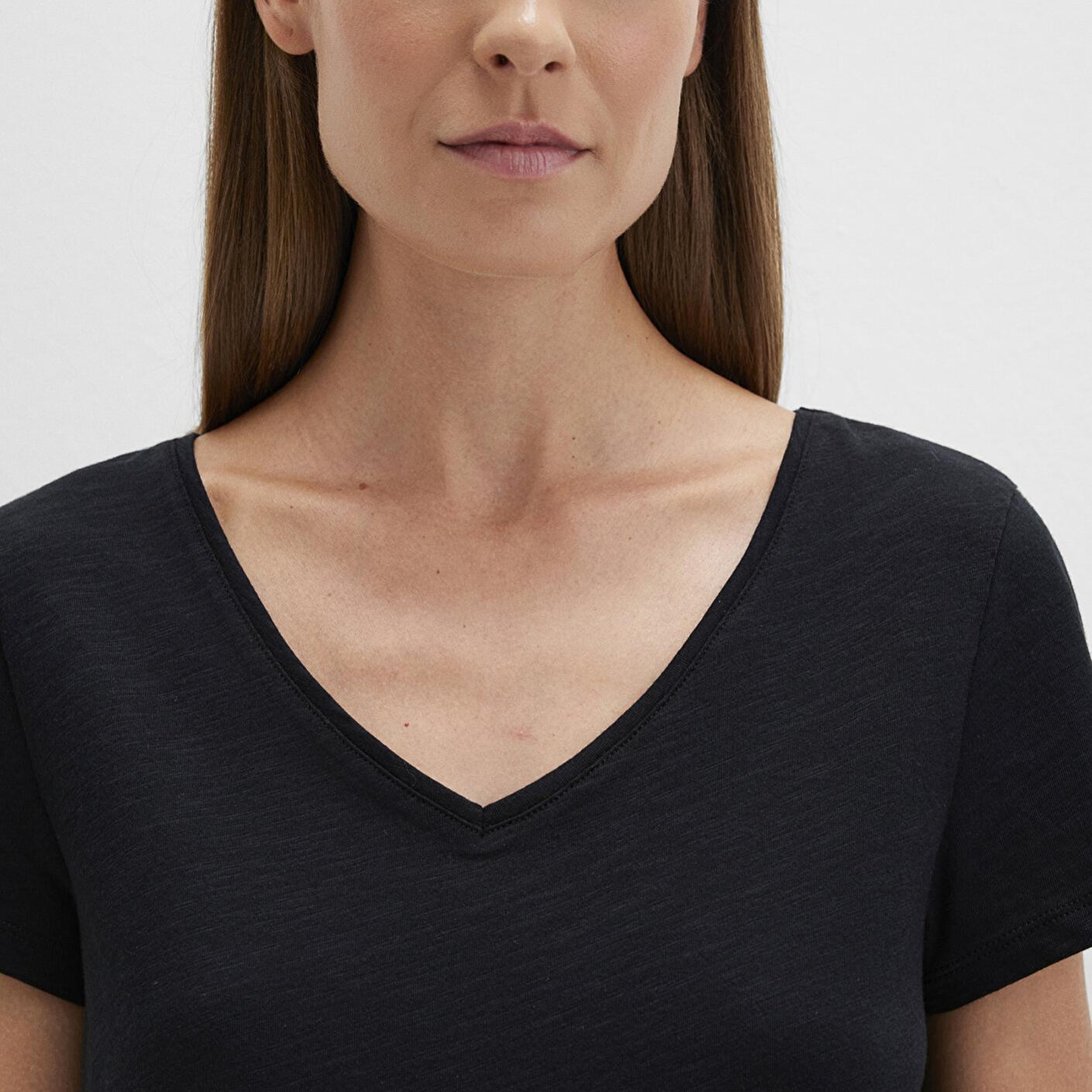 Mavi V Yaka Flamlı Siyah Basic Tişört Slim Fit / Dar Kesim 168260-900