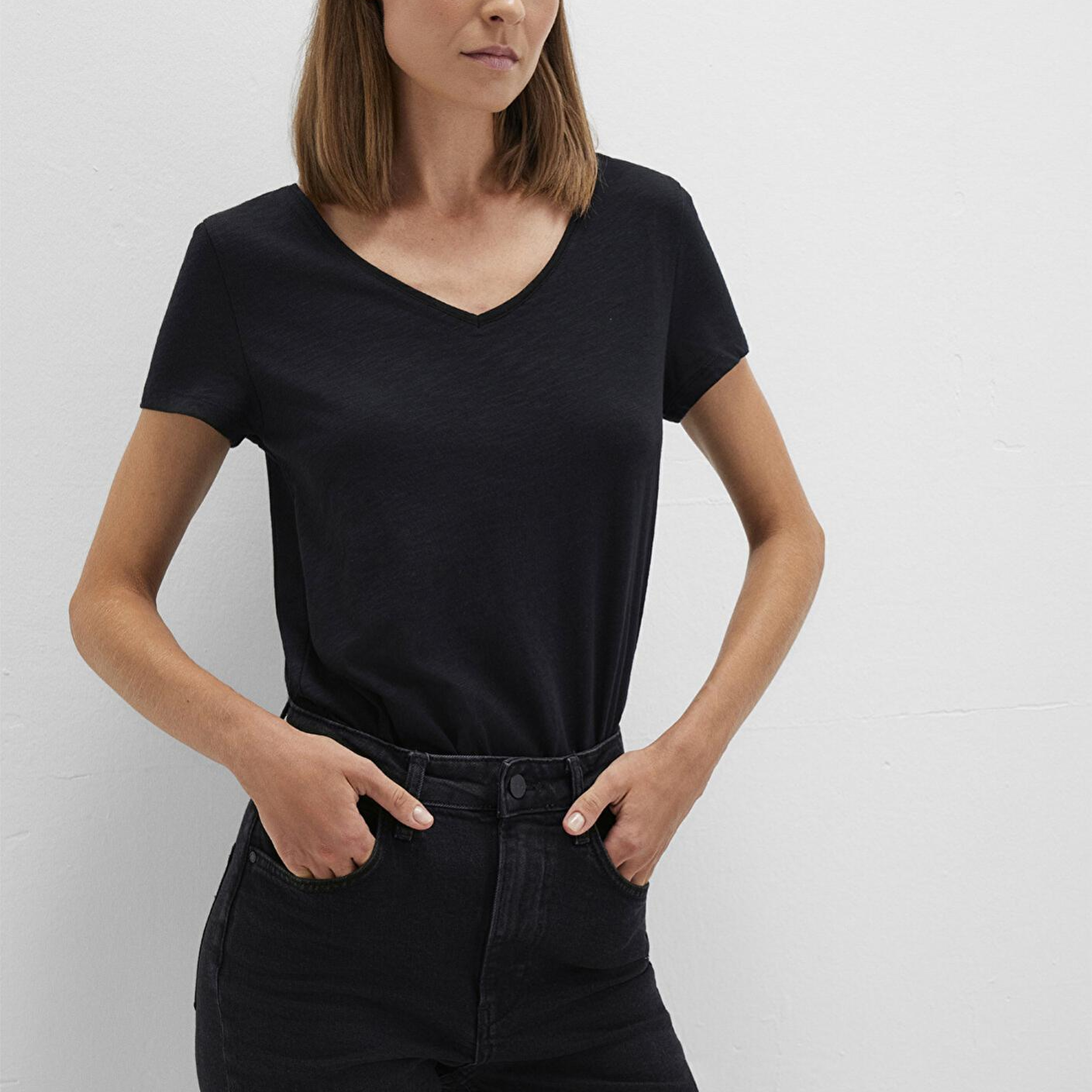 Mavi V Yaka Flamlı Siyah Basic Tişört Slim Fit / Dar Kesim 168260-900