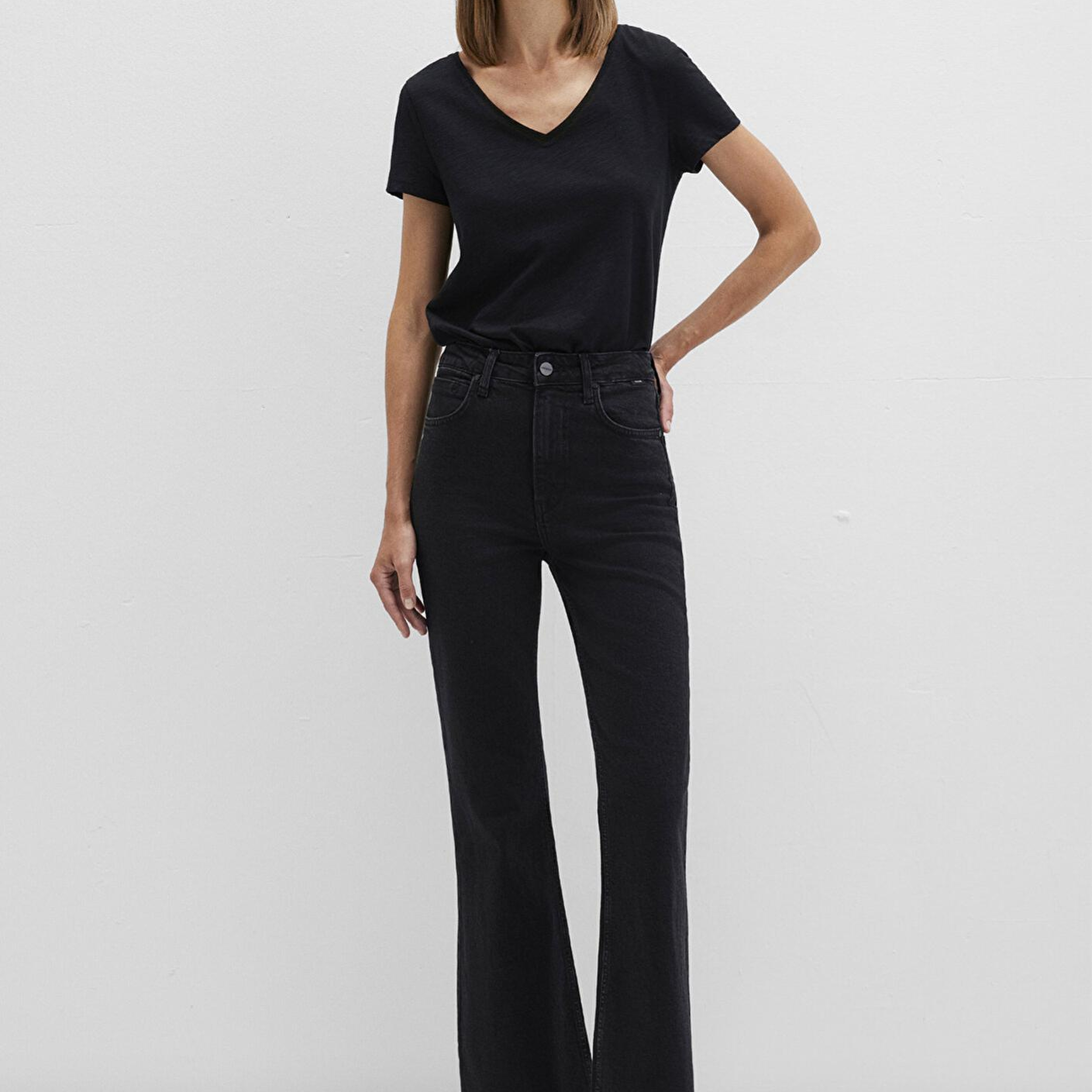 Mavi V Yaka Flamlı Siyah Basic Tişört Slim Fit / Dar Kesim 168260-900