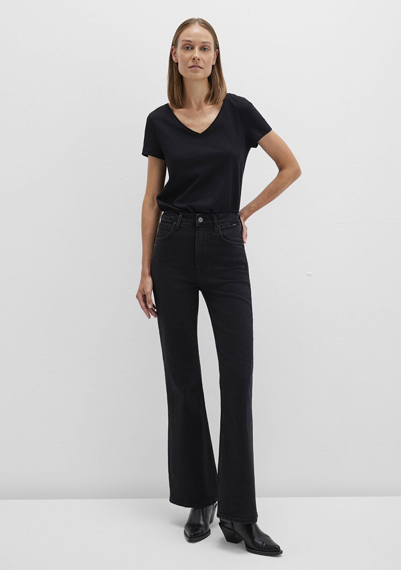 Mavi V Yaka Flamlı Siyah Basic Tişört Slim Fit / Dar Kesim 168260-900