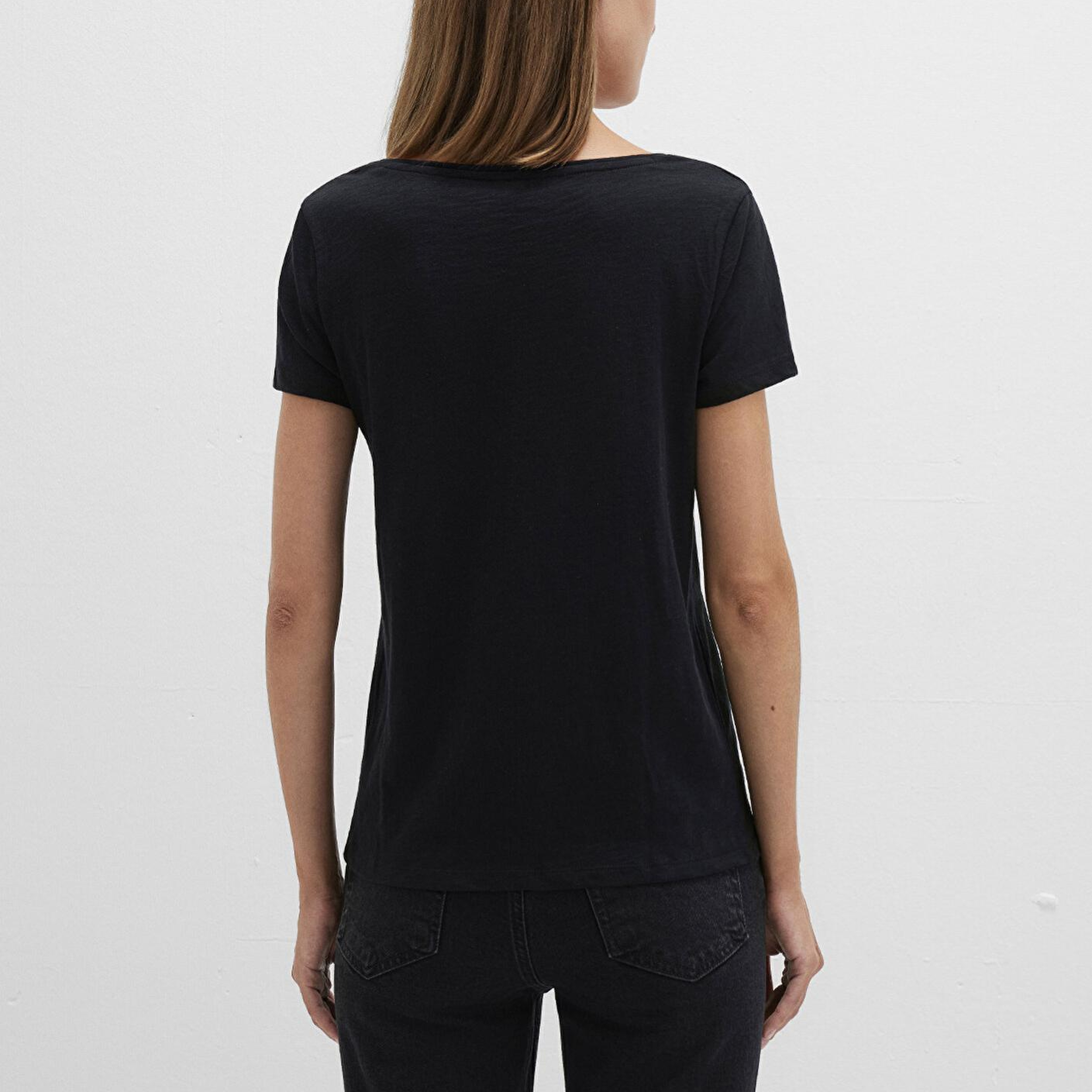 Mavi V Yaka Flamlı Siyah Basic Tişört Slim Fit / Dar Kesim 168260-900