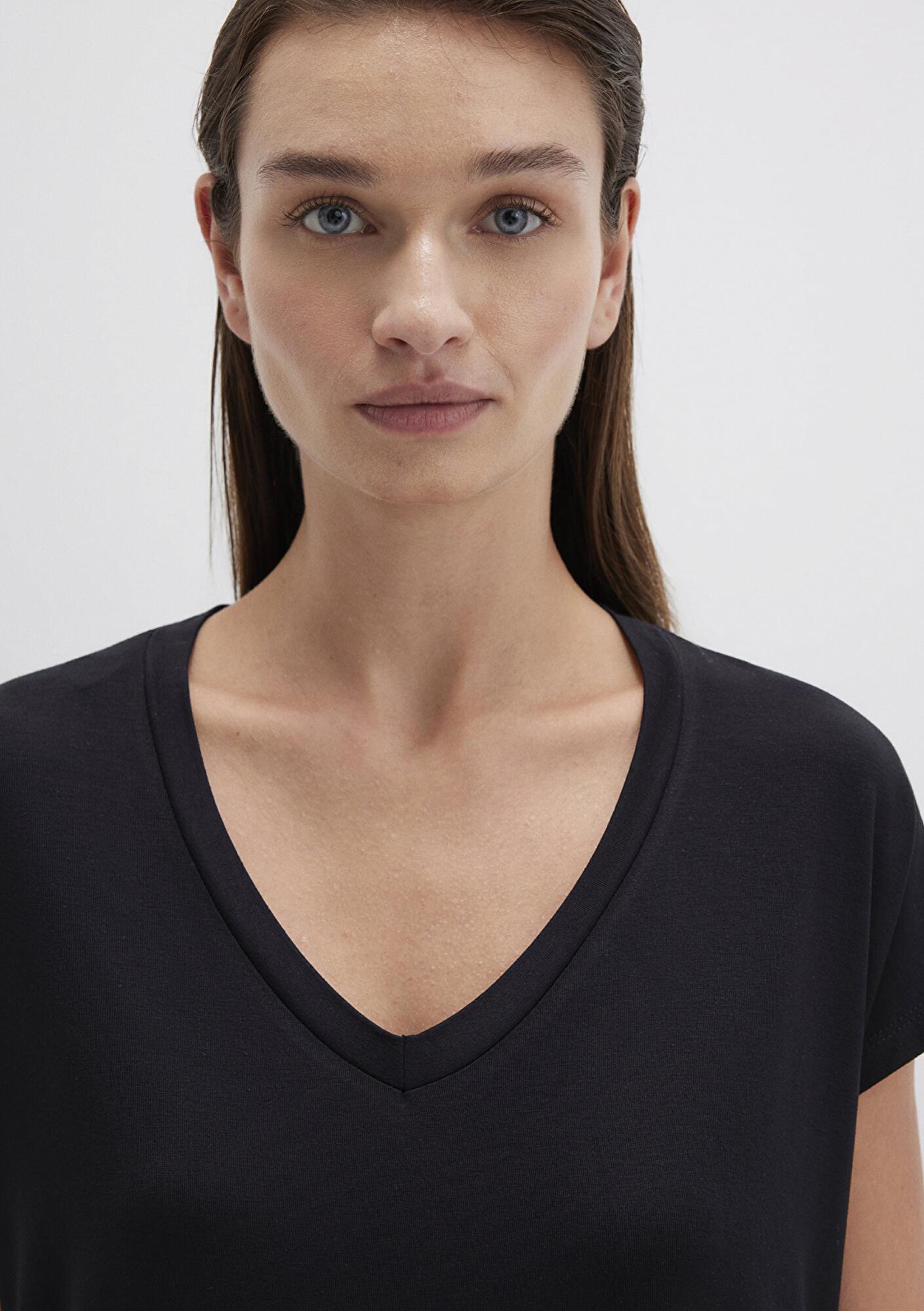 Mavi V Yaka Siyah Basic Viskoz Tişört Regular Fit / Normal Kesim 167714-900