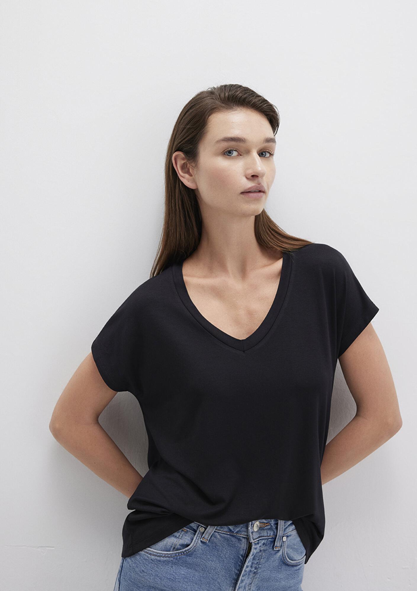 Mavi V Yaka Siyah Basic Viskoz Tişört Regular Fit / Normal Kesim 167714-900