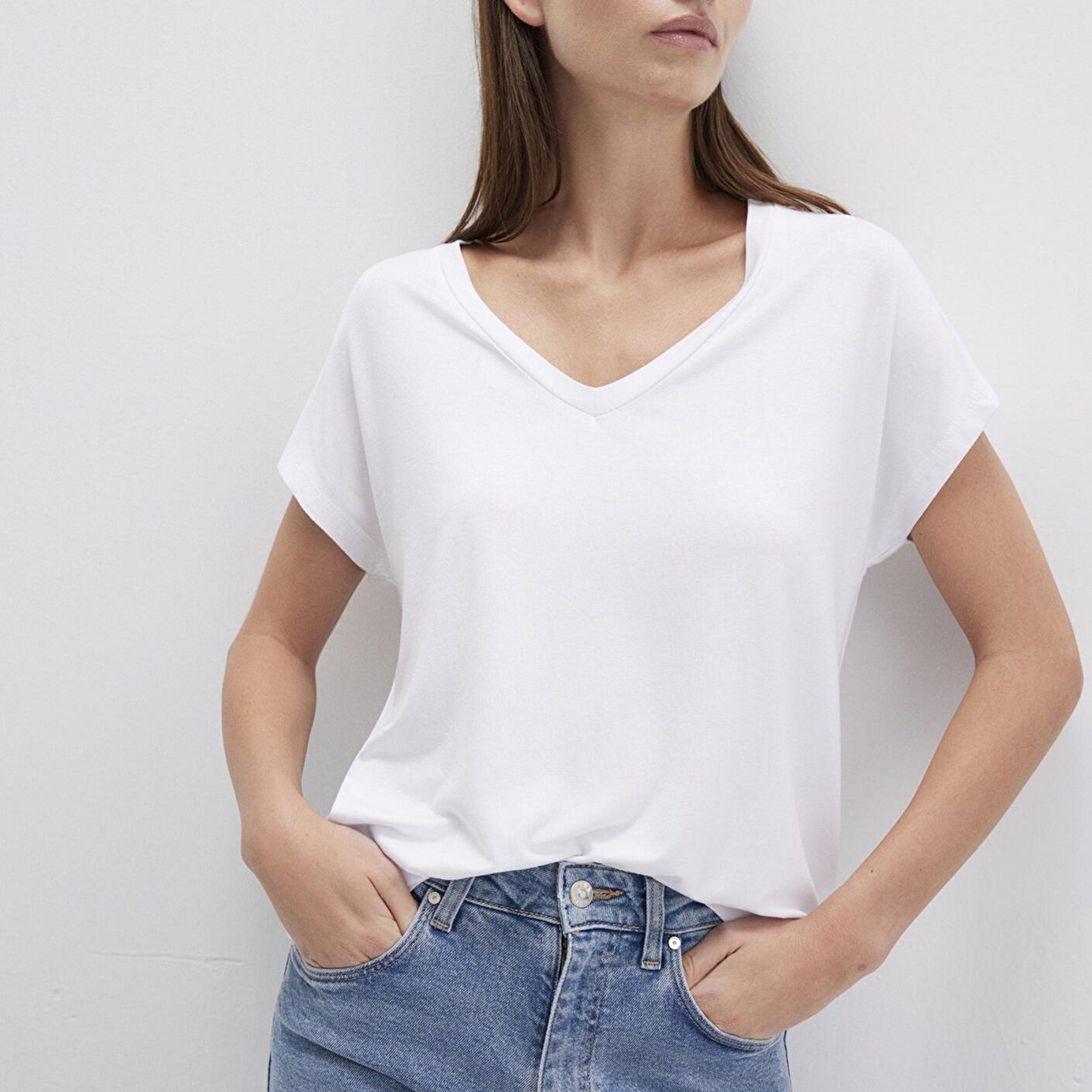 Mavi V Yaka Beyaz Basic Viskoz Tişört Regular Fit / Normal Kesim 167714-620