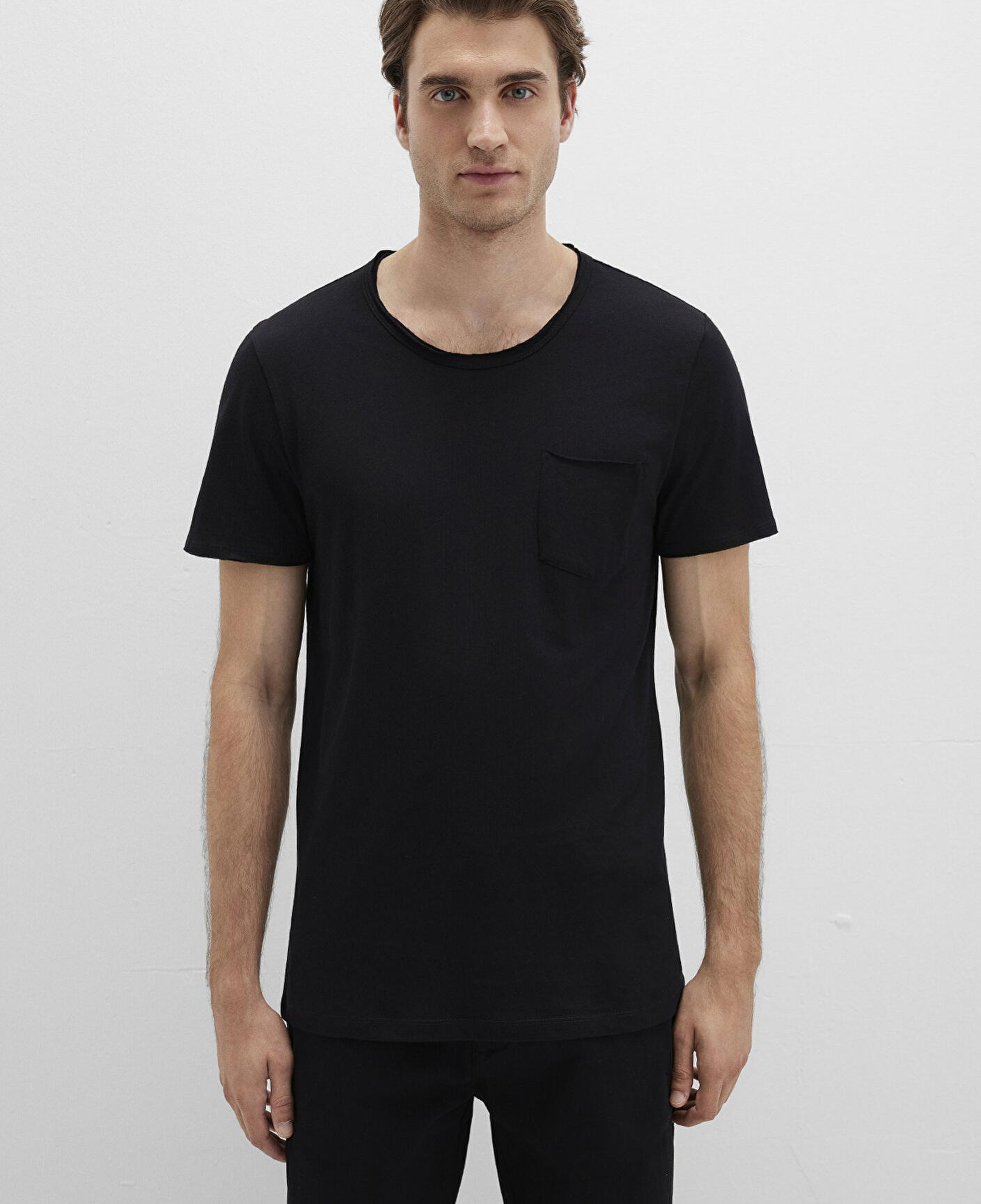 Mavi Dikişli Cep Detaylı Siyah Tişört Fitted / Vücuda Oturan Kesim 062772-26341