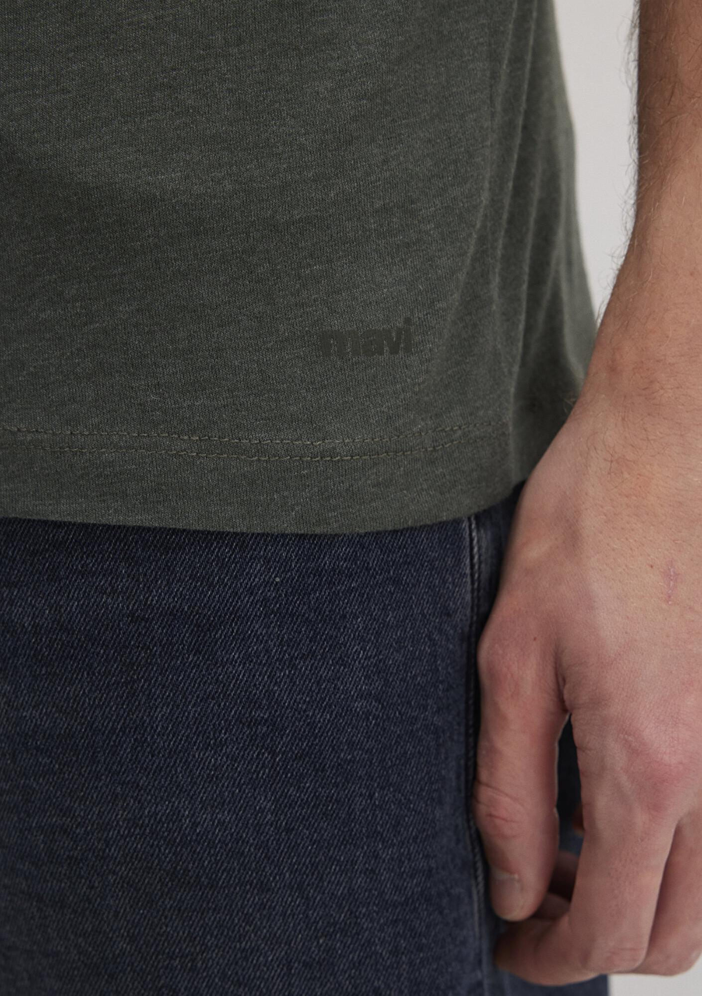 Mavi Stretch V Yaka Yeşil Basic Tişört Fitted / Vücuda Oturan Kesim 061748-25752