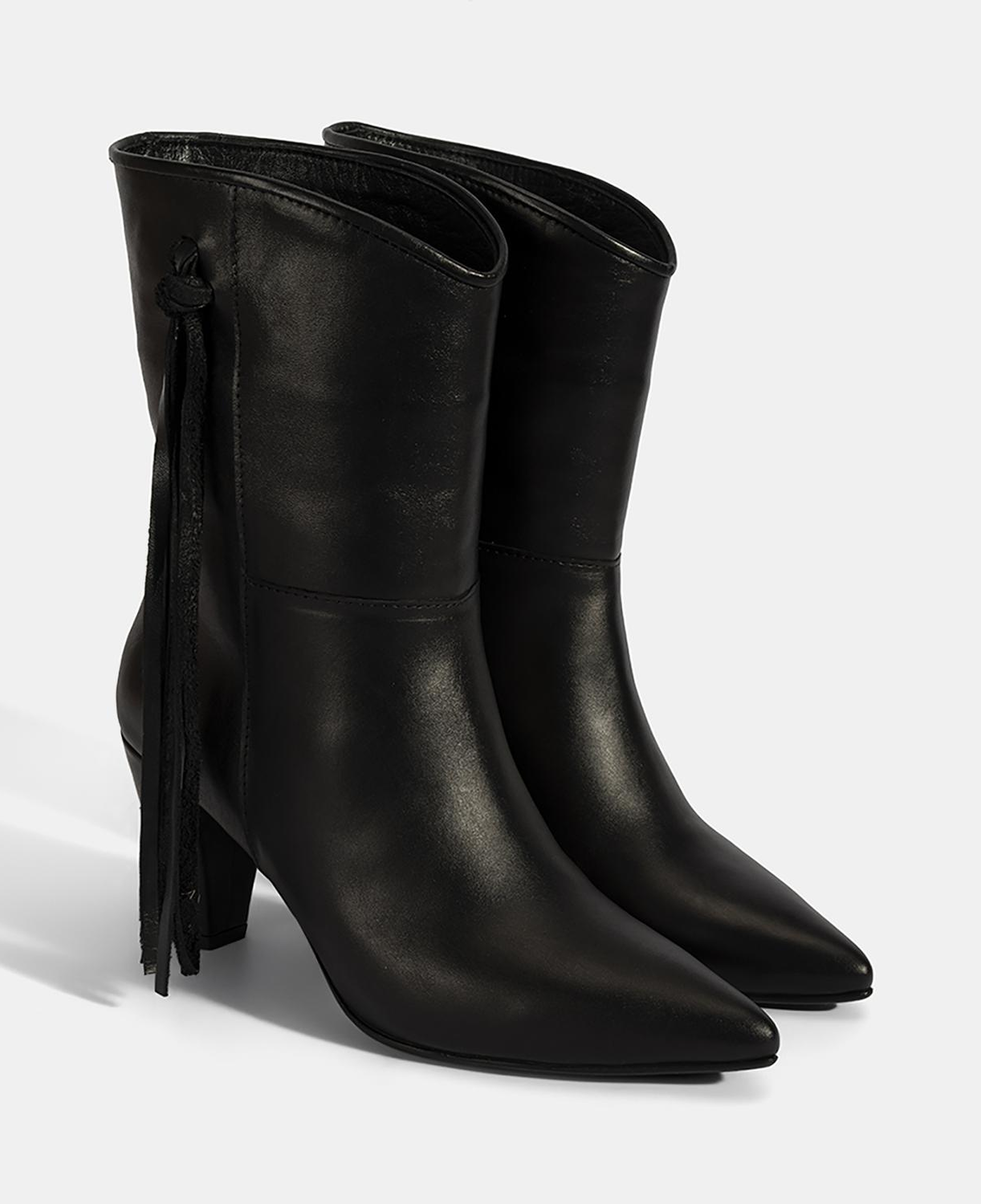 Kadın Siyah Püskül Detaylı Topuklu Deri Bot