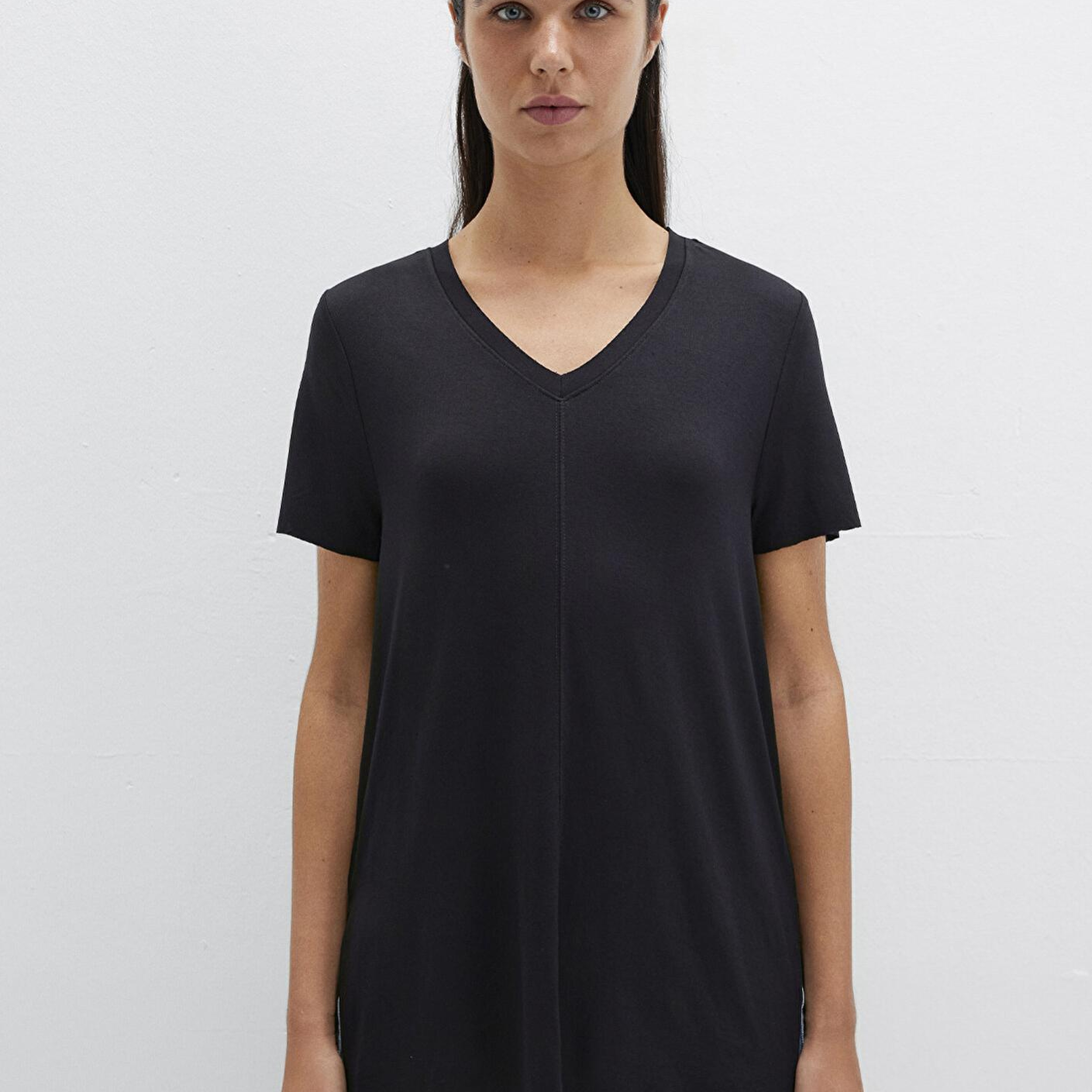 Mavi V Yaka Siyah Basic Viskoz Tişört Loose Fit / Bol Rahat Kesim 166775-900