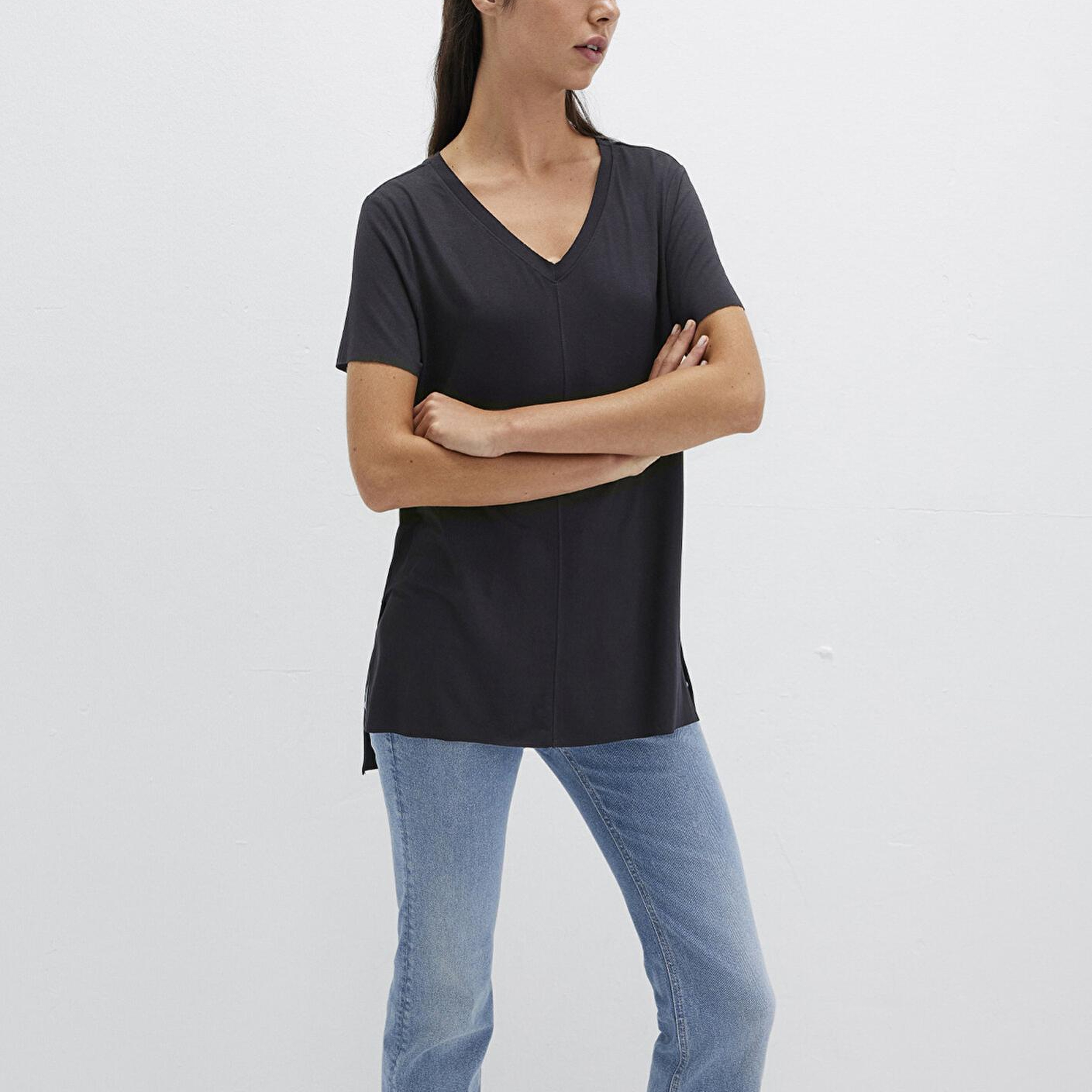 Mavi V Yaka Siyah Basic Viskoz Tişört Loose Fit / Bol Rahat Kesim 166775-900