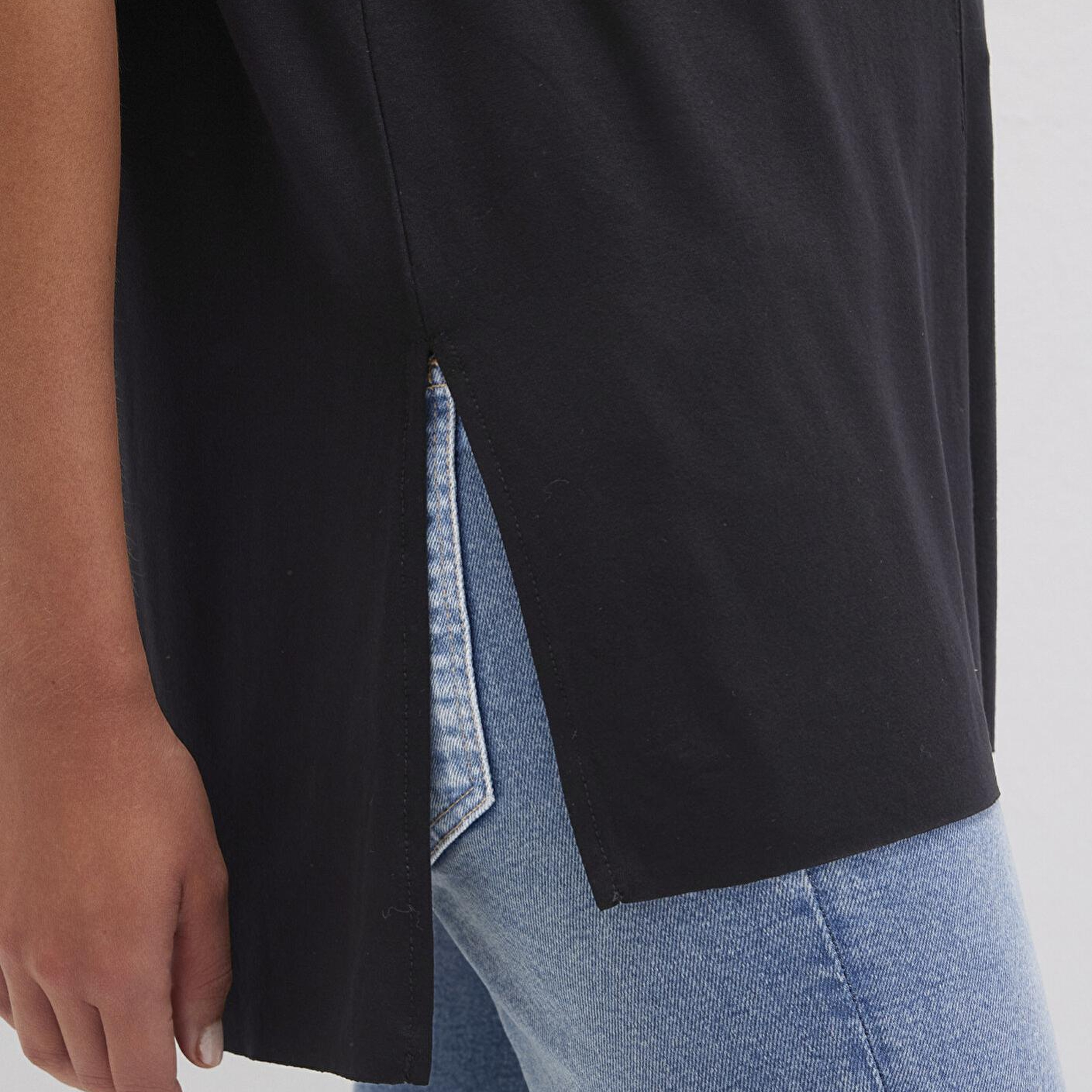 Mavi V Yaka Siyah Basic Viskoz Tişört Loose Fit / Bol Rahat Kesim 166775-900