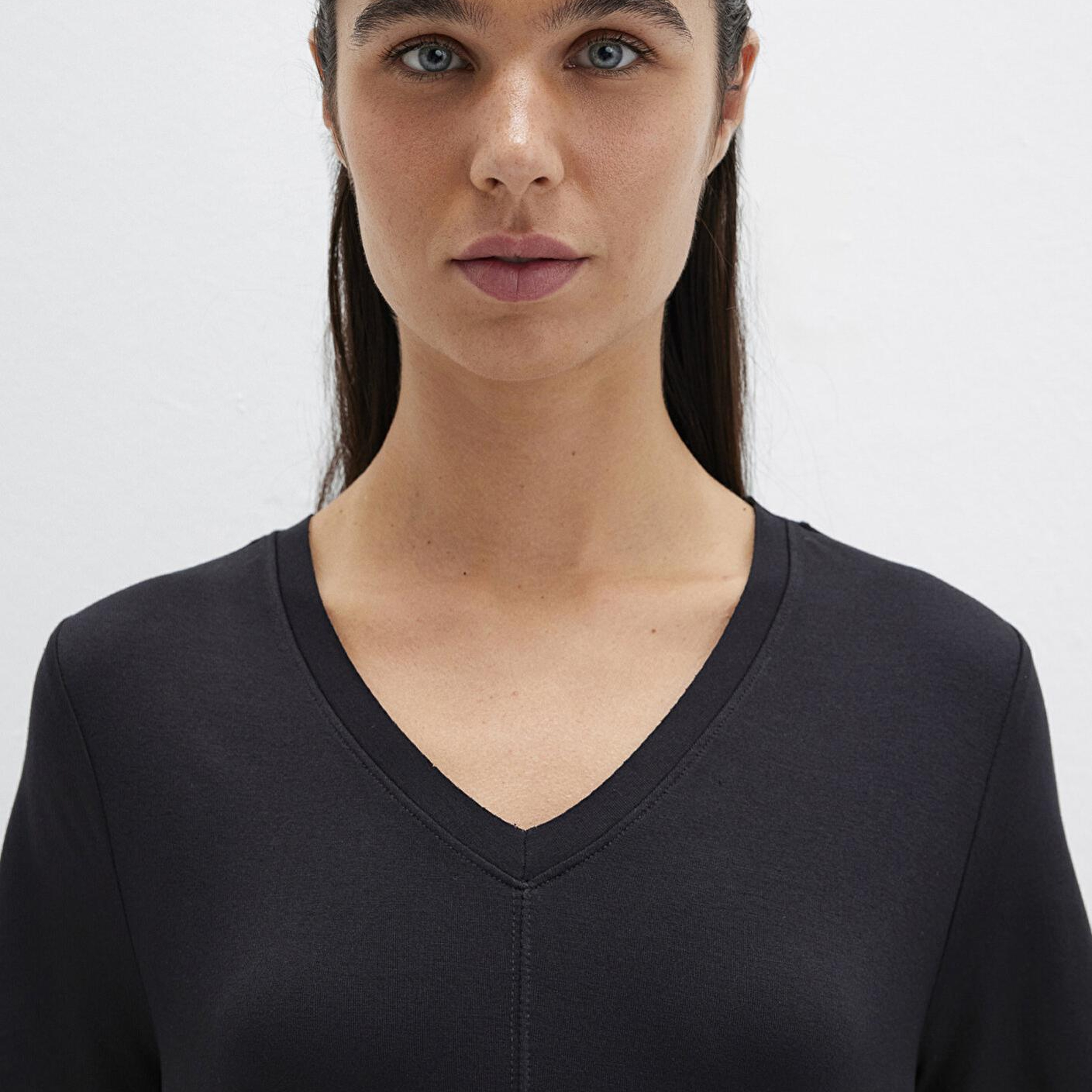 Mavi V Yaka Siyah Basic Viskoz Tişört Loose Fit / Bol Rahat Kesim 166775-900