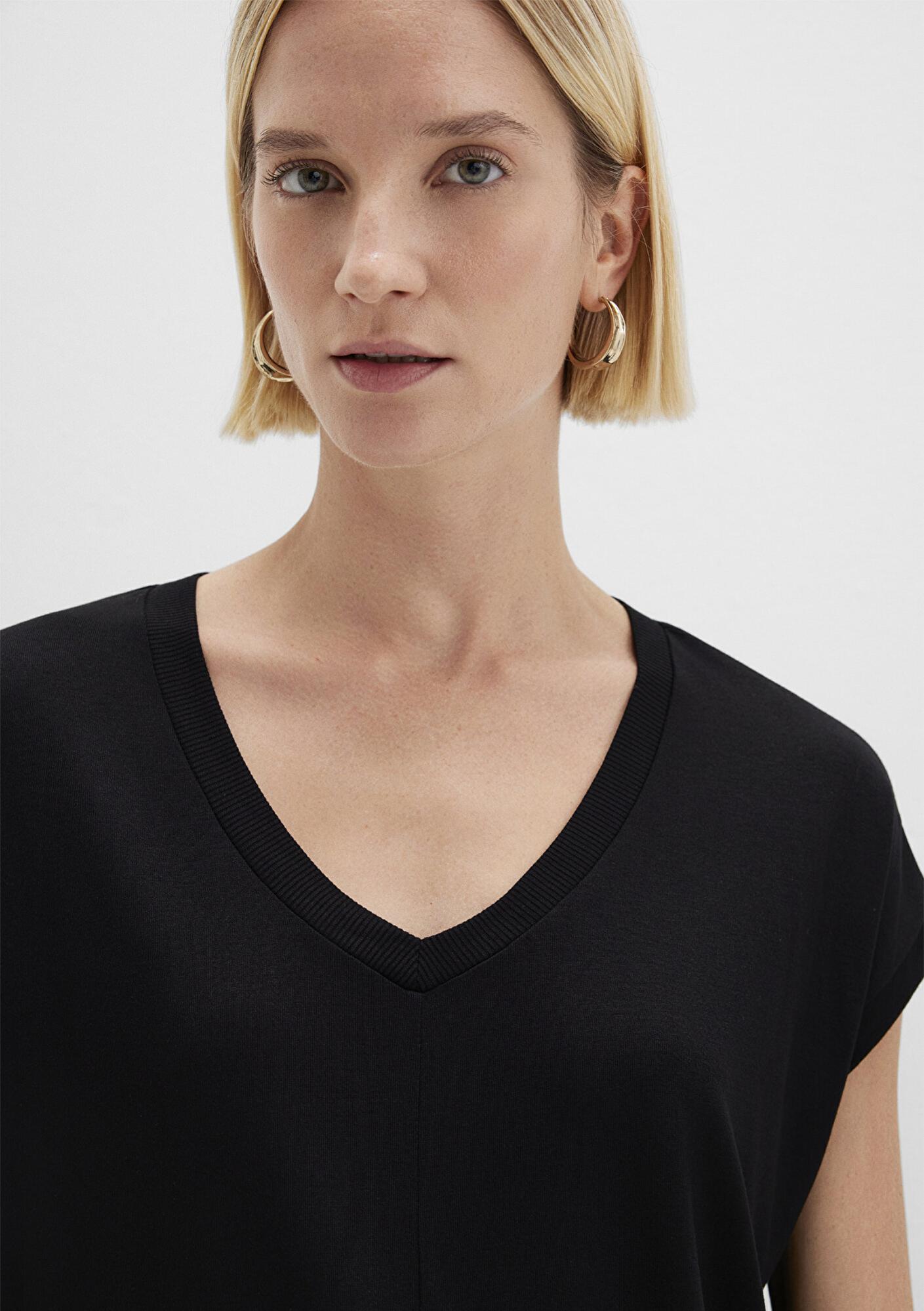 Mavi V Yaka Siyah Basic Viskoz Tişört Loose Fit / Bol Rahat Kesim 166449-900