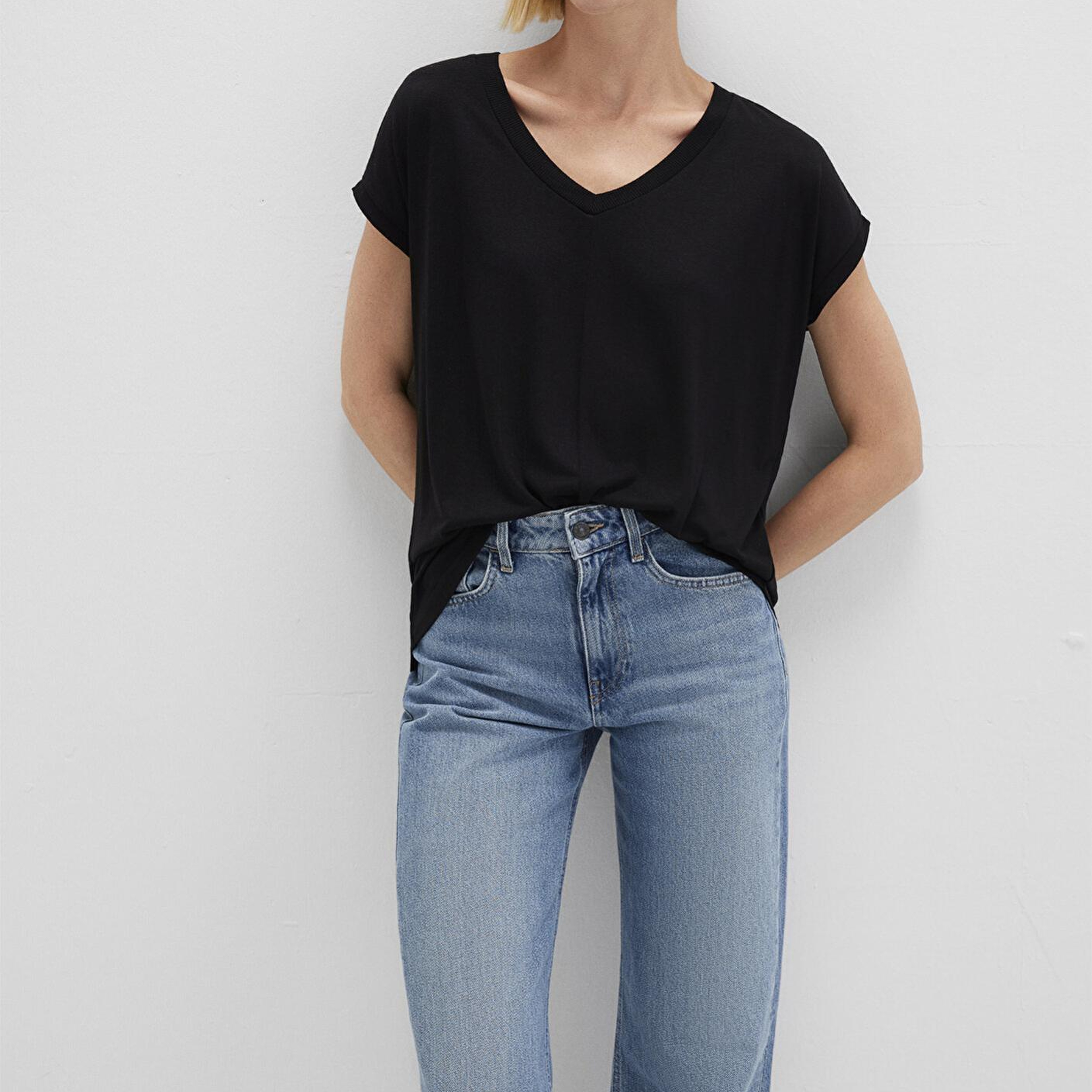 Mavi V Yaka Siyah Basic Viskoz Tişört Loose Fit / Bol Rahat Kesim 166449-900