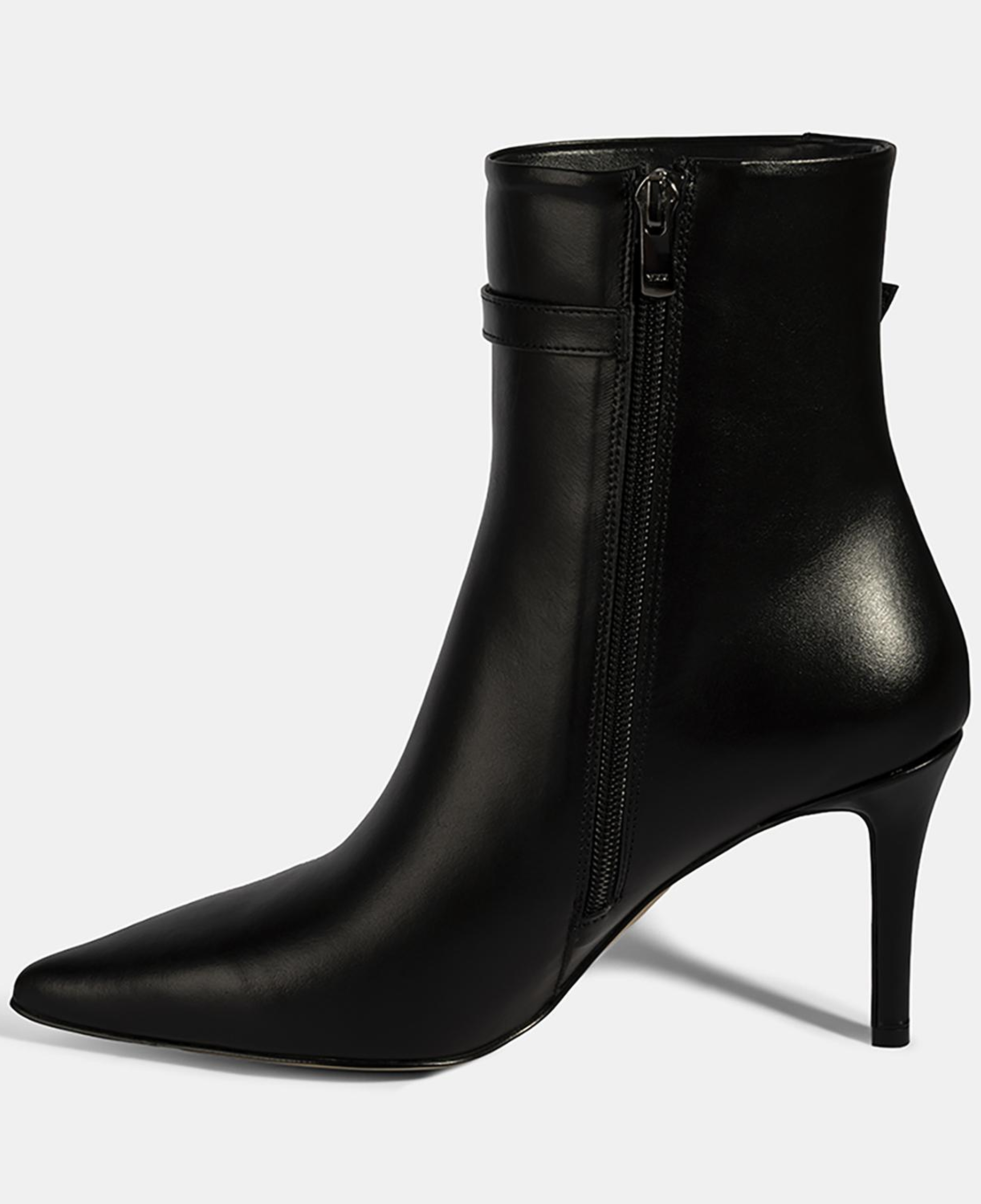 Kadın Siyah Metal Tokalı İnce Topuklu Deri Bot