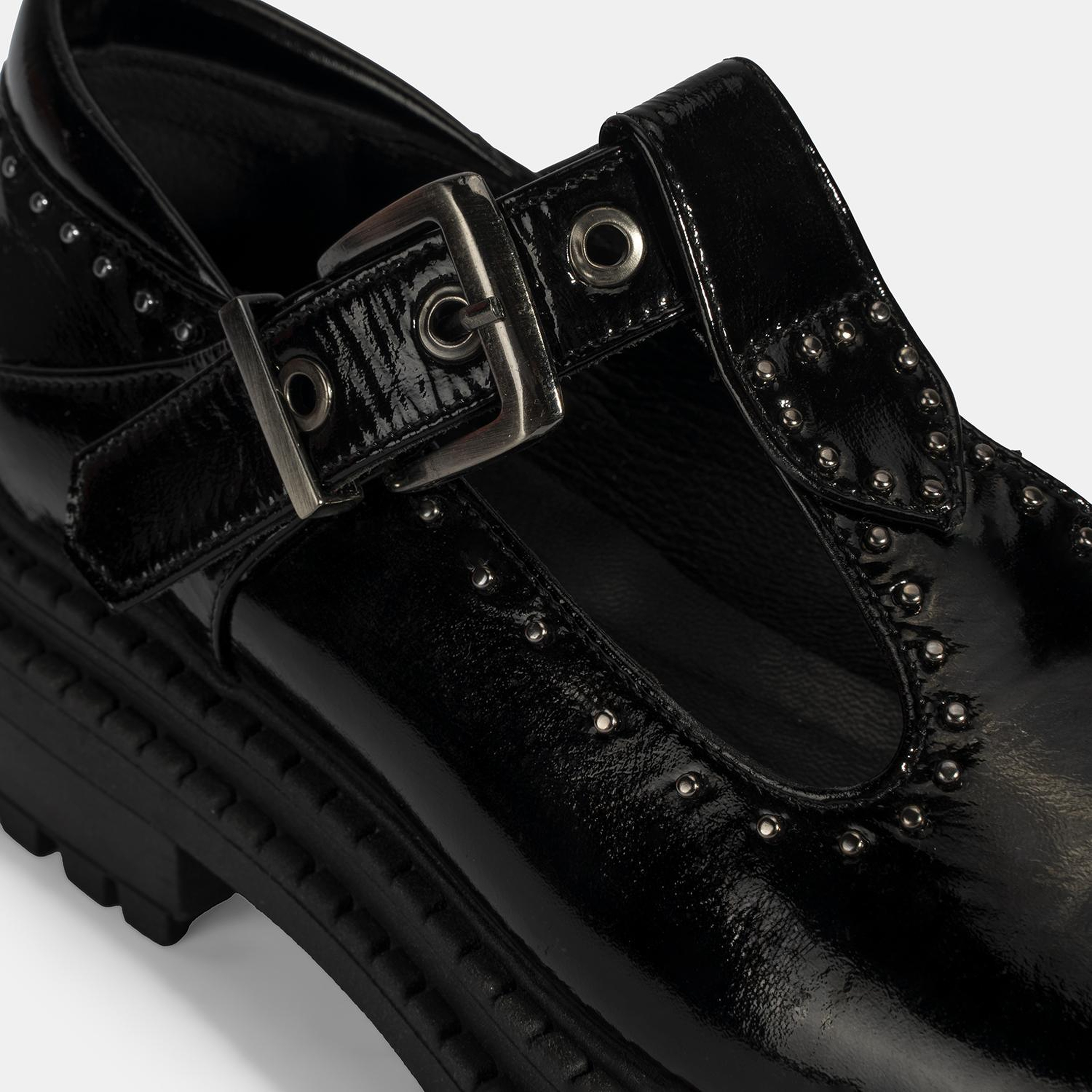 Kadın Siyah Zımba Detaylı T-Bant Rugan Ayakkabı