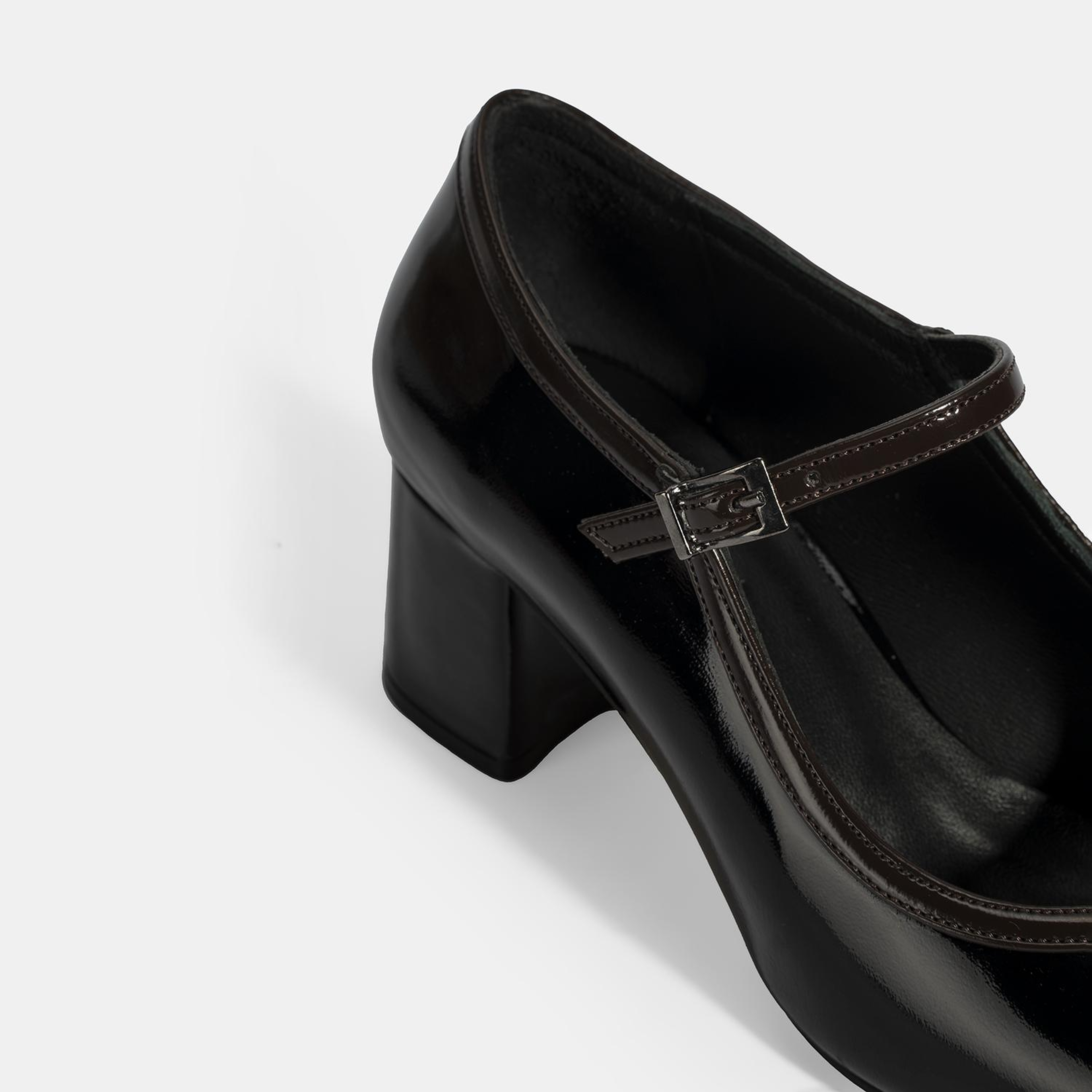 Kadın Siyah Ayarlanabilir Tokalı Kalın Topuklu Klasik Ayakkabı