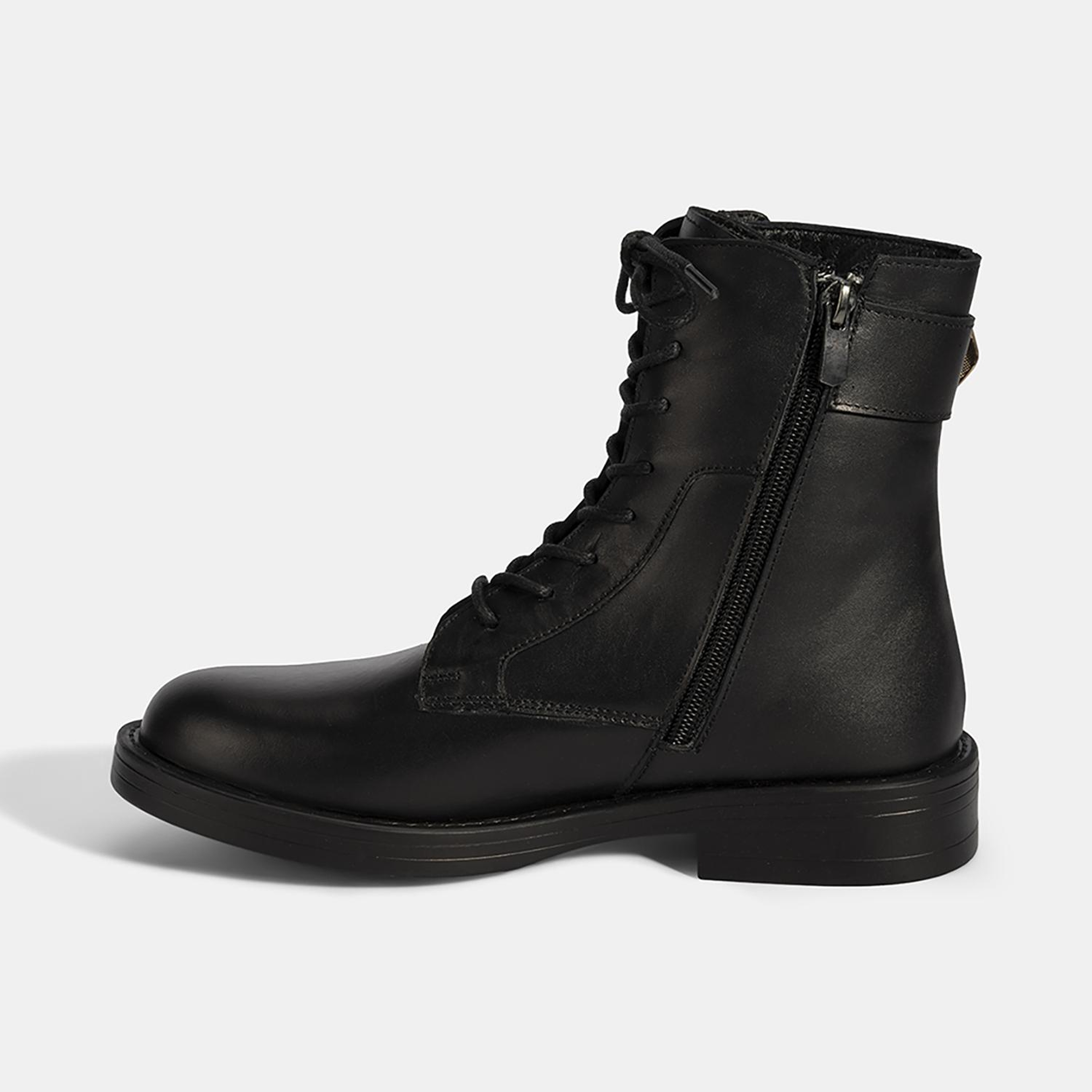 Kadın Siyah Bağcıklı Deri Postal Bot