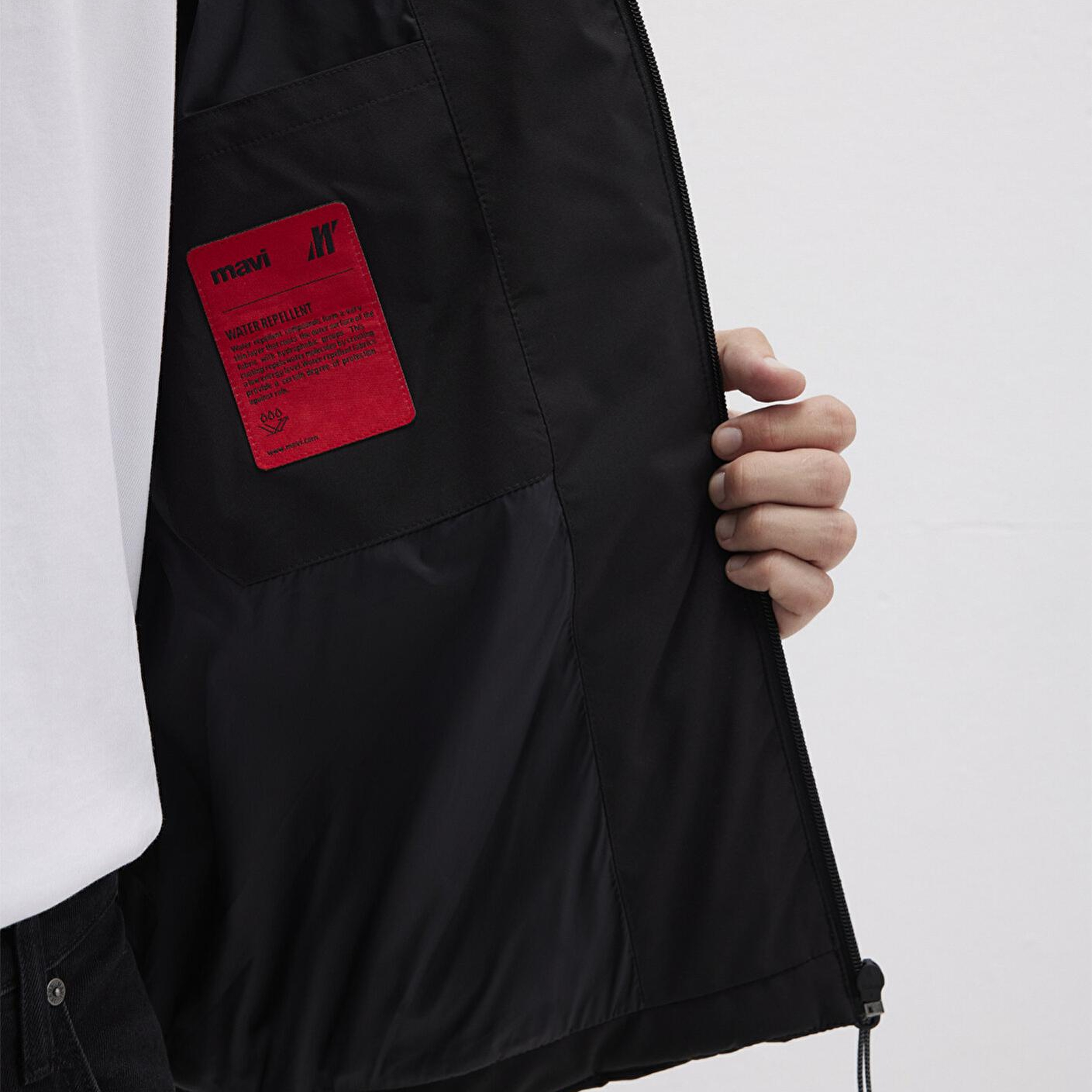 Mavi Su İtici Kapüşonlu Siyah Şişme Mont 0110675-71379