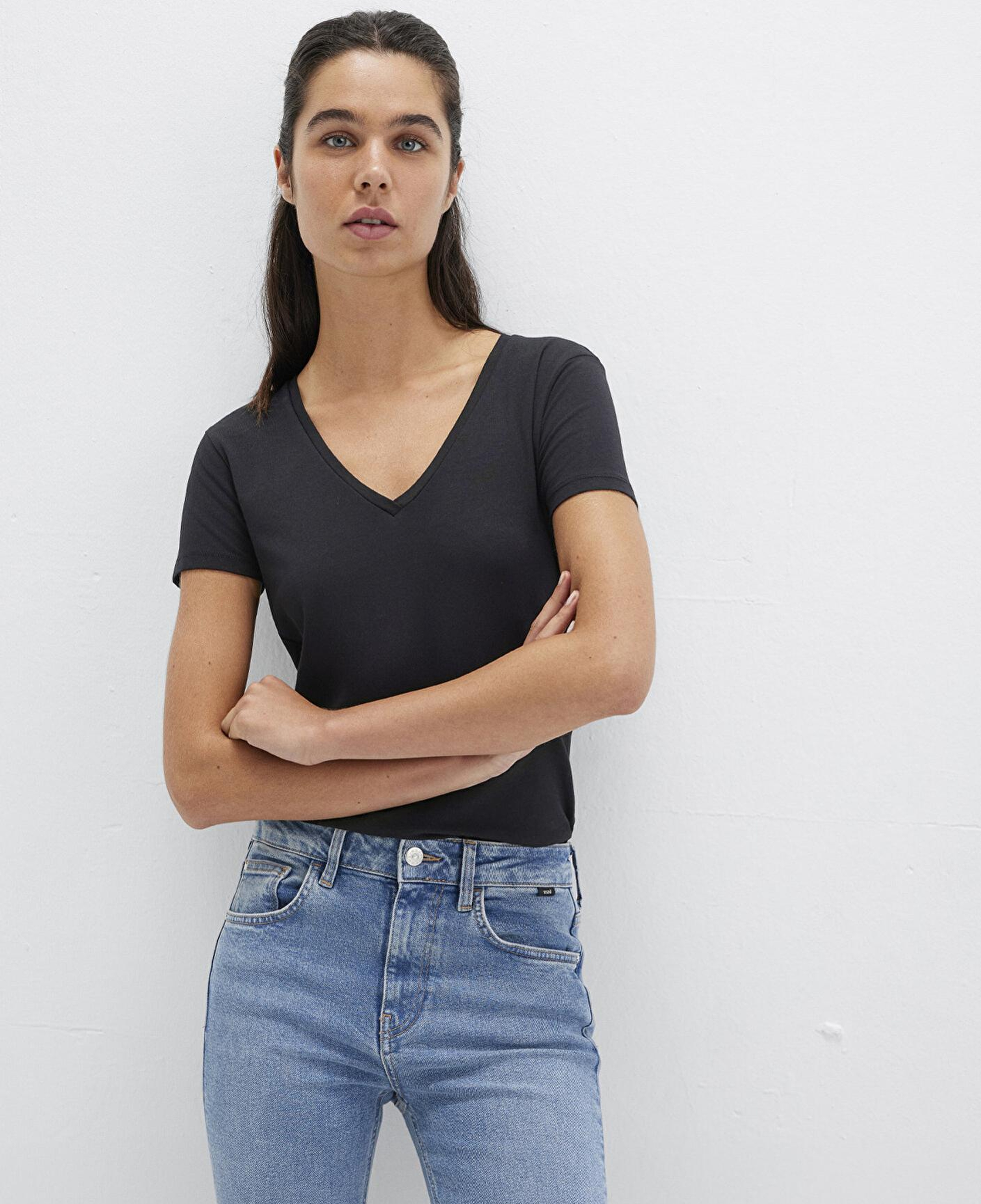 Mavi V Yaka Siyah Basic Stretch Tişört Fitted / Vücuda Oturan Kesim 162769-900