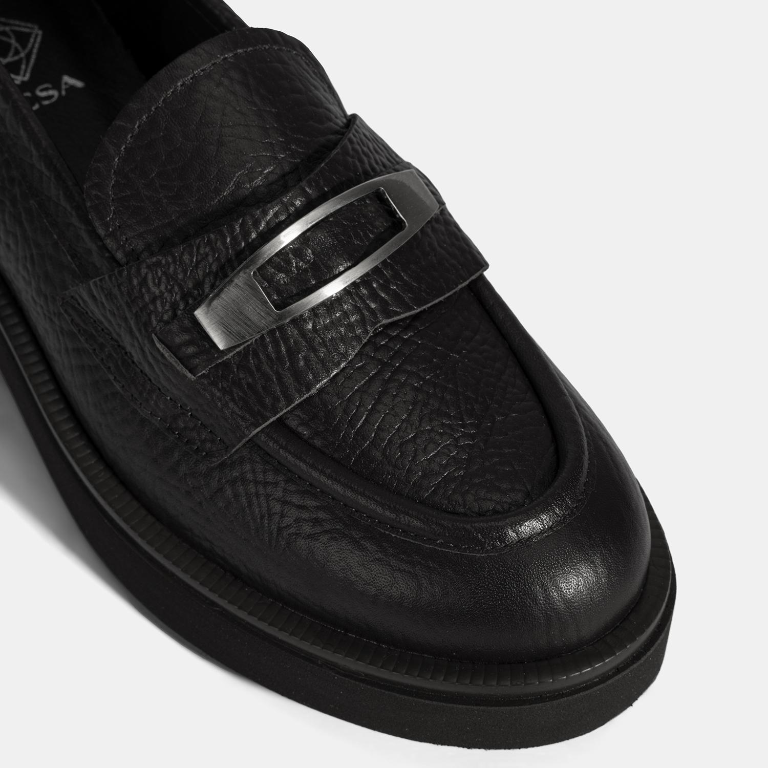 Kadın Siyah Toka Aksesuarlı Kalın Tabanlı Deri Loafer