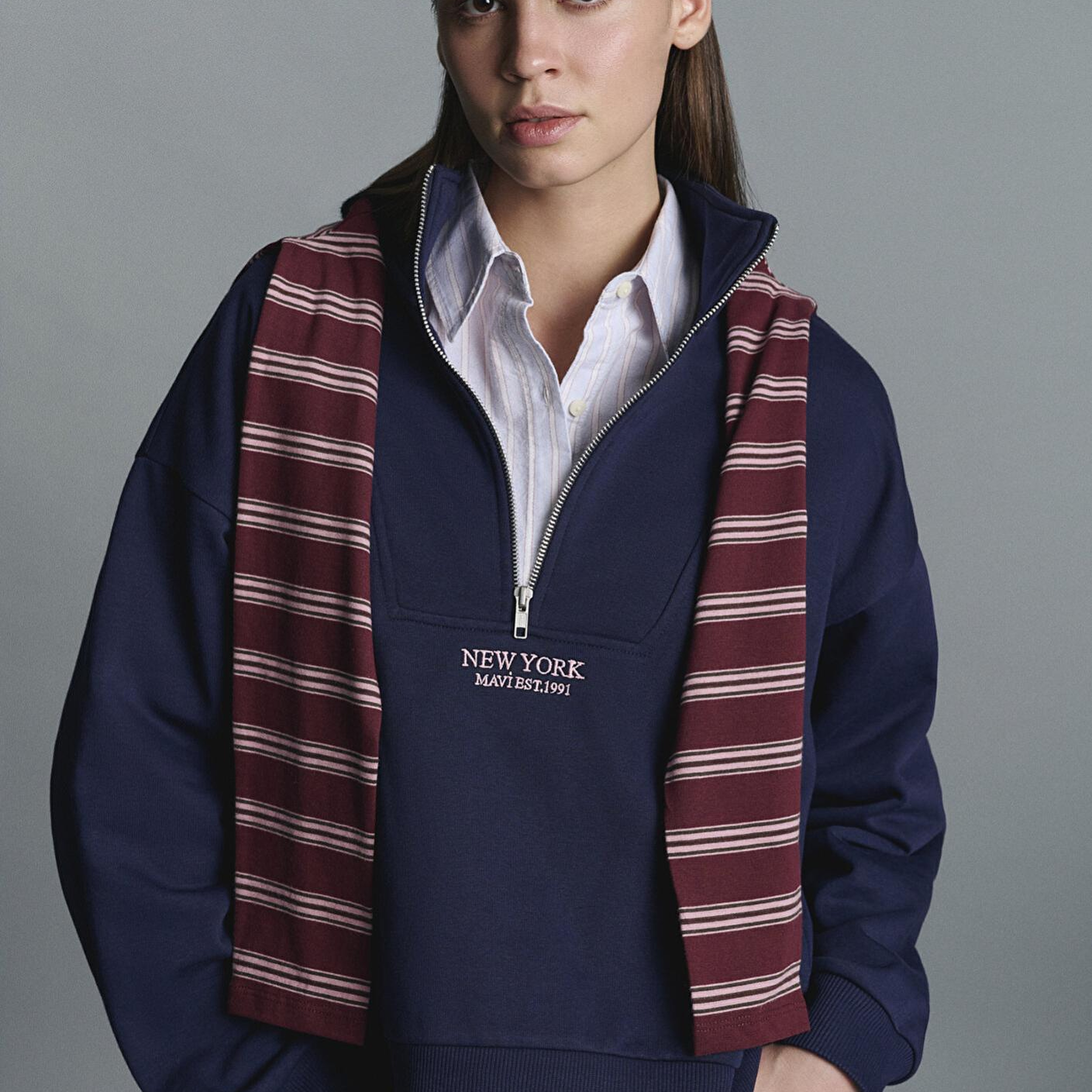 Mavi Yarı Fermuarlı Sırt Baskılı Lacivert Sweatshirt 1S10501-80729