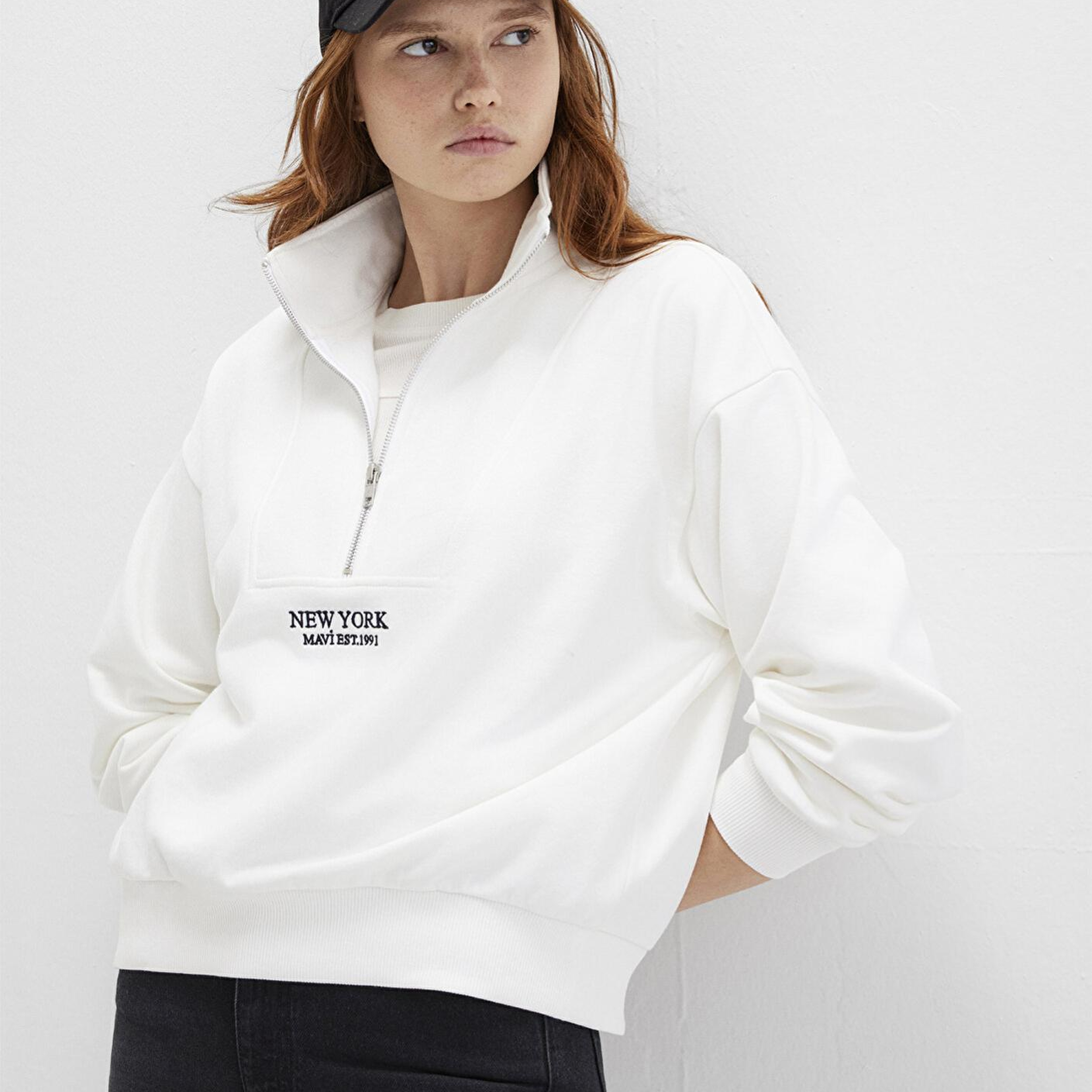 Mavi Yarı Fermuarlı Sırt Baskılı Ekru Sweatshirt 1S10502-70057