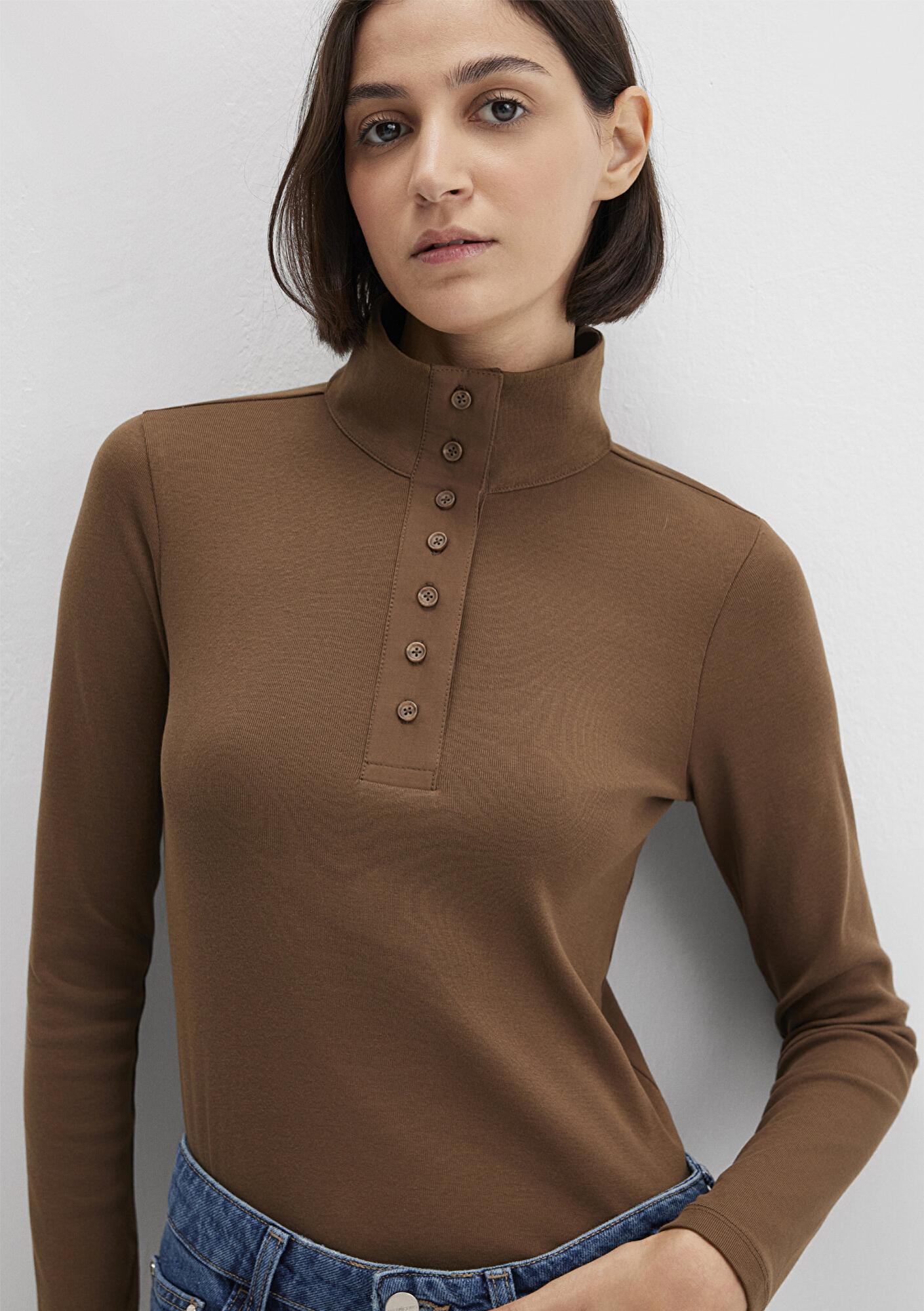 Mavi Düğme Detaylı Dik Yaka Kahverengi Tişört Fitted / Vücuda Oturan Kesim 1613614-71590
