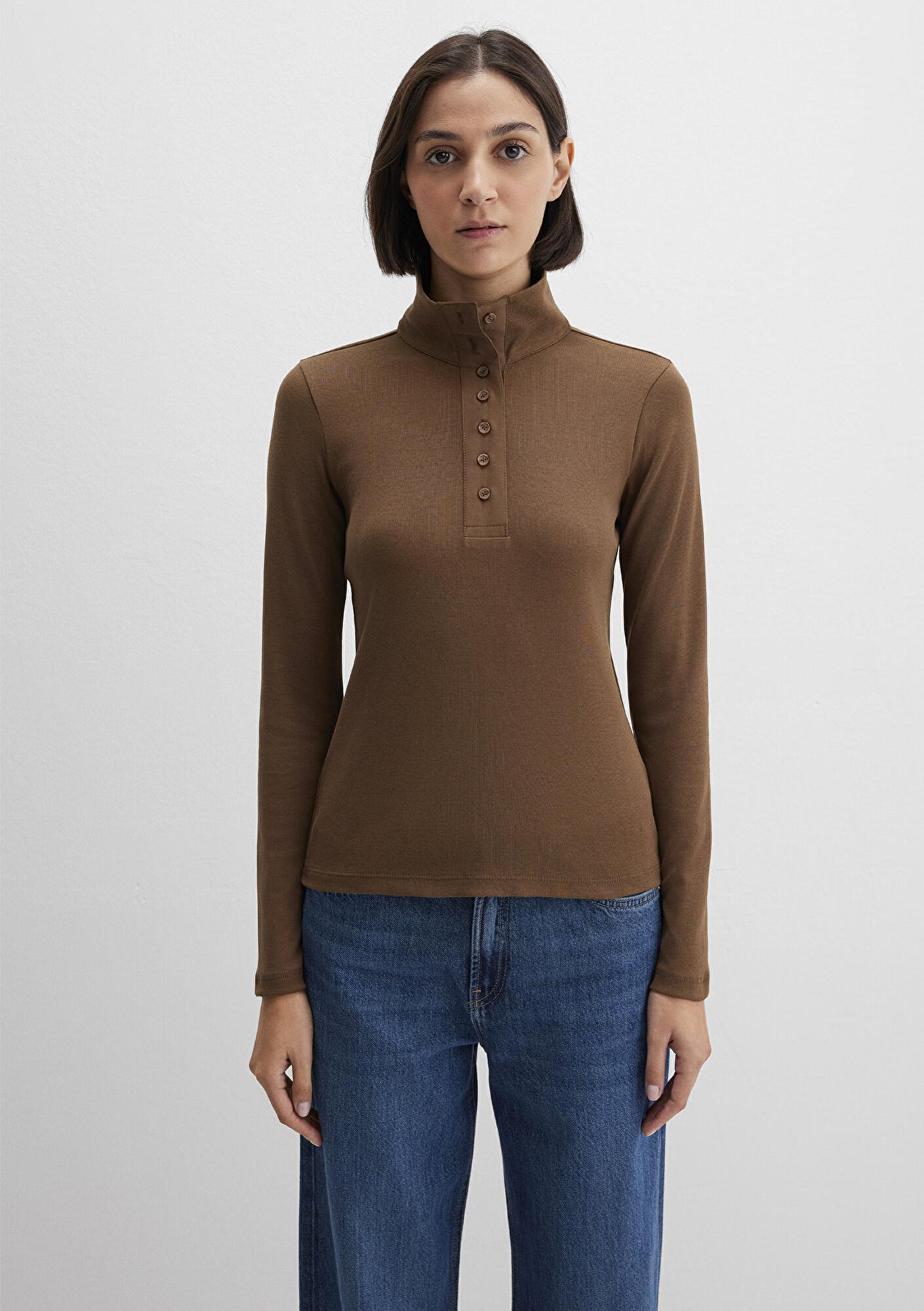 Mavi Düğme Detaylı Dik Yaka Kahverengi Tişört Fitted / Vücuda Oturan Kesim 1613614-71590