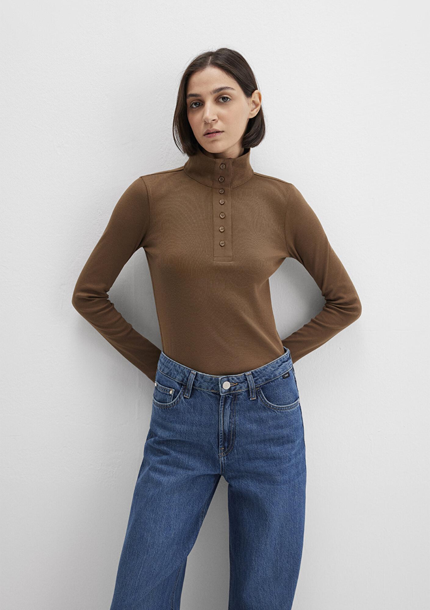 Mavi Düğme Detaylı Dik Yaka Kahverengi Tişört Fitted / Vücuda Oturan Kesim 1613614-71590