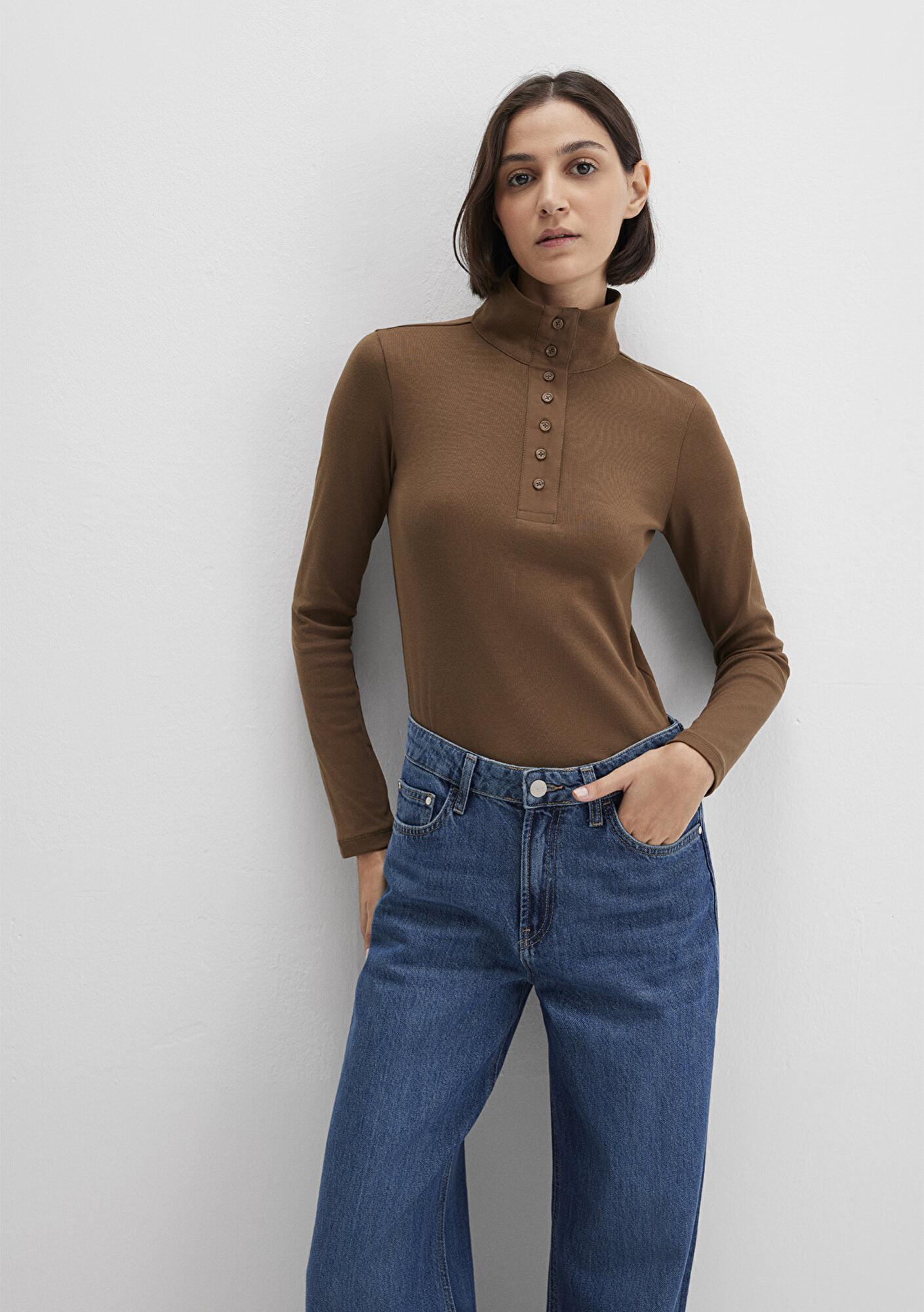 Mavi Düğme Detaylı Dik Yaka Kahverengi Tişört Fitted / Vücuda Oturan Kesim 1613614-71590