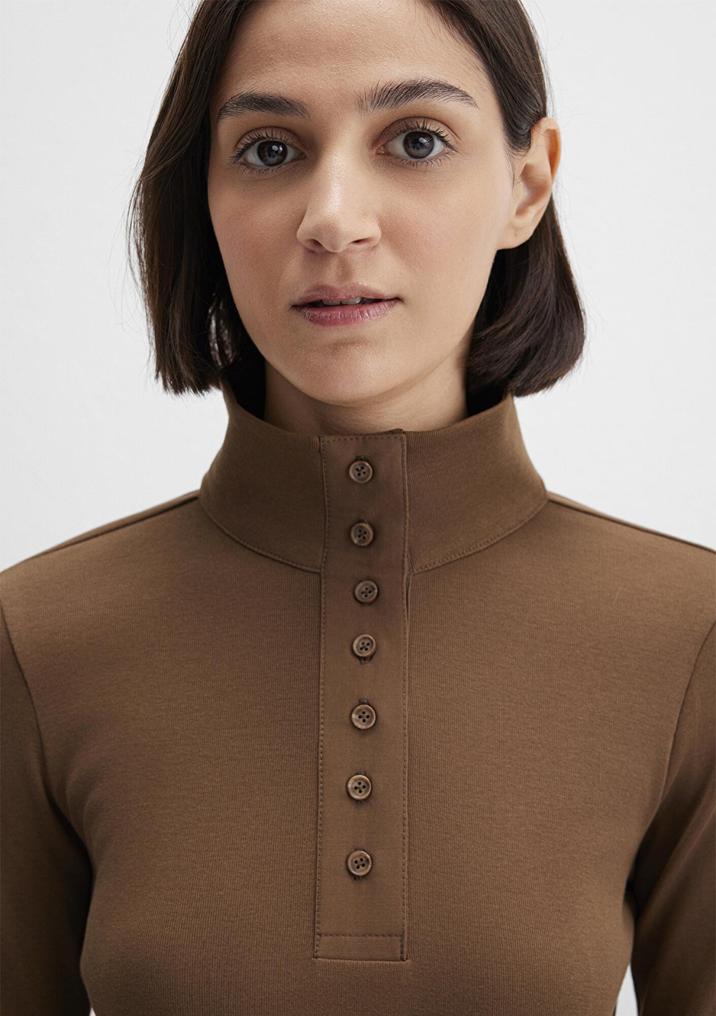 Mavi Düğme Detaylı Dik Yaka Kahverengi Tişört Fitted / Vücuda Oturan Kesim 1613614-71590