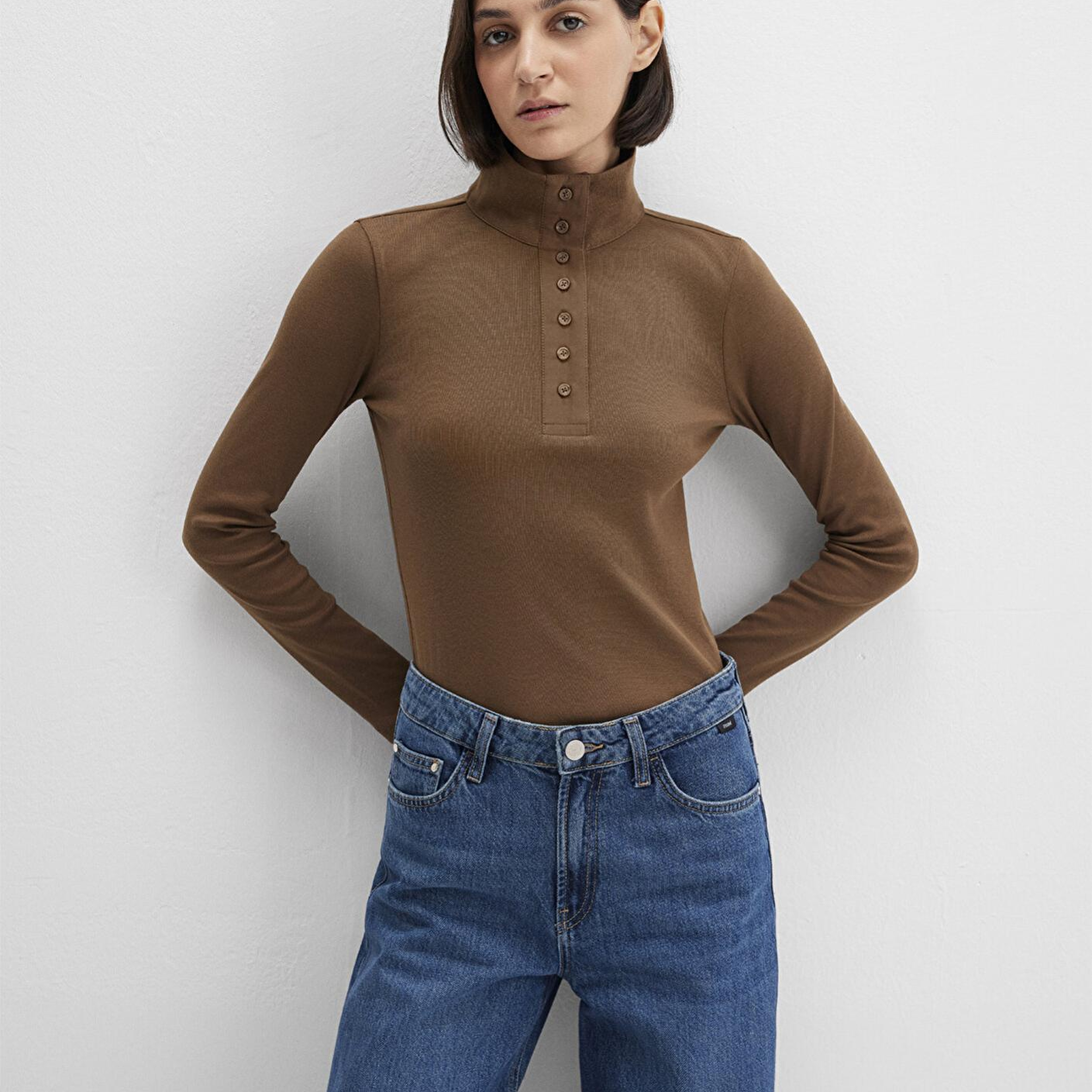 Mavi Düğme Detaylı Dik Yaka Kahverengi Tişört Fitted / Vücuda Oturan Kesim 1613614-71590