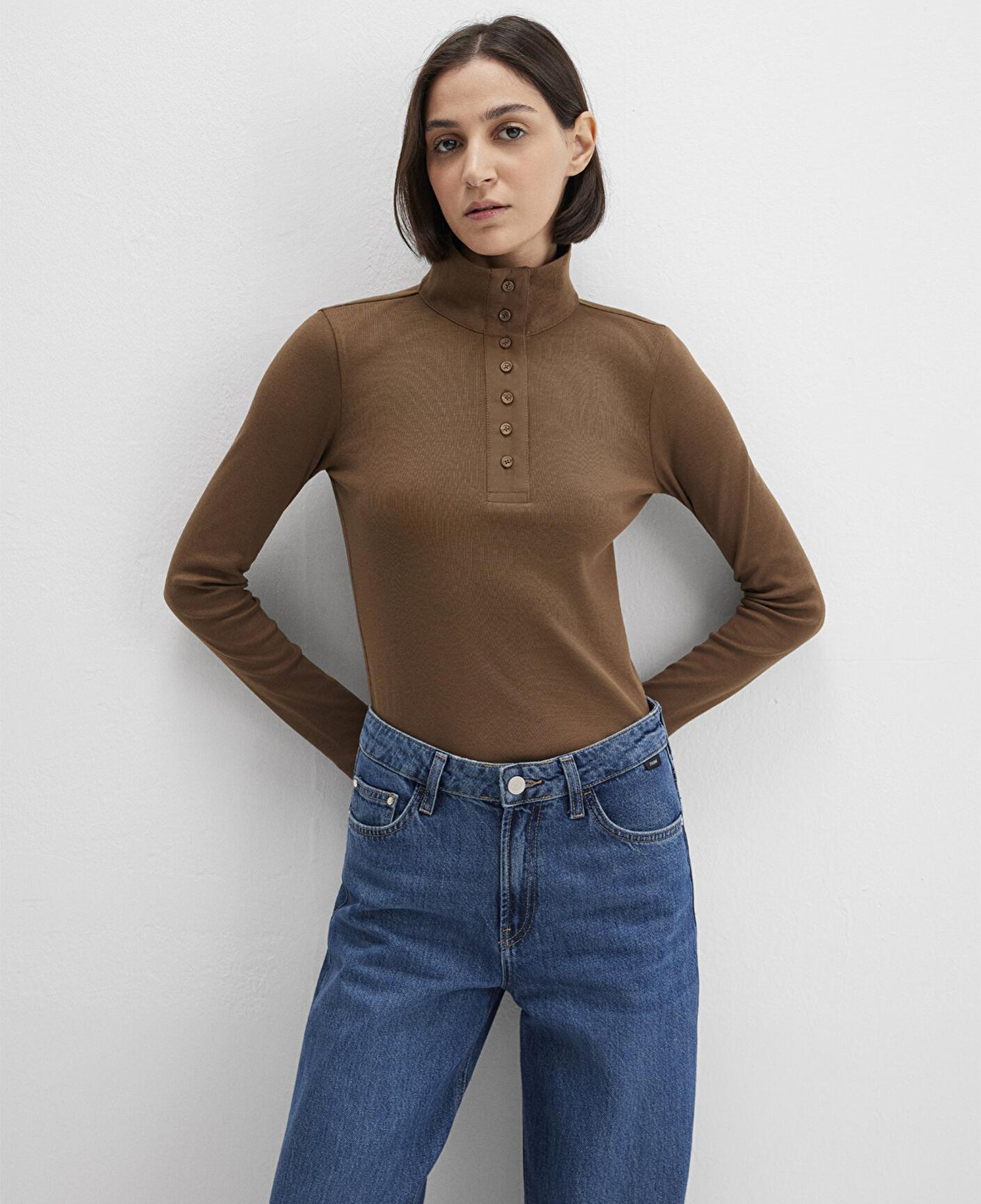 Mavi Düğme Detaylı Dik Yaka Kahverengi Tişört Fitted / Vücuda Oturan Kesim 1613614-71590