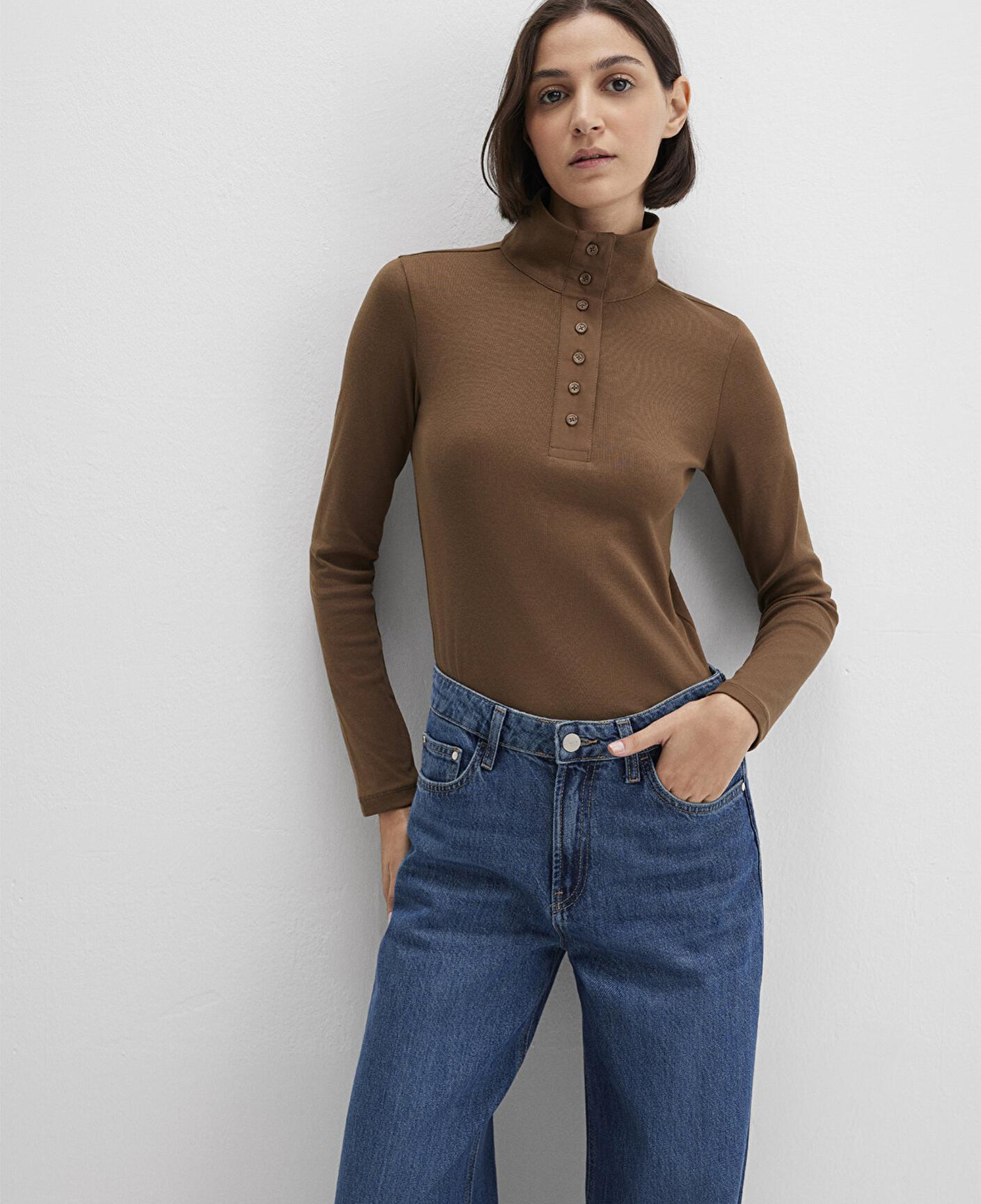 Mavi Düğme Detaylı Dik Yaka Kahverengi Tişört Fitted / Vücuda Oturan Kesim 1613614-71590